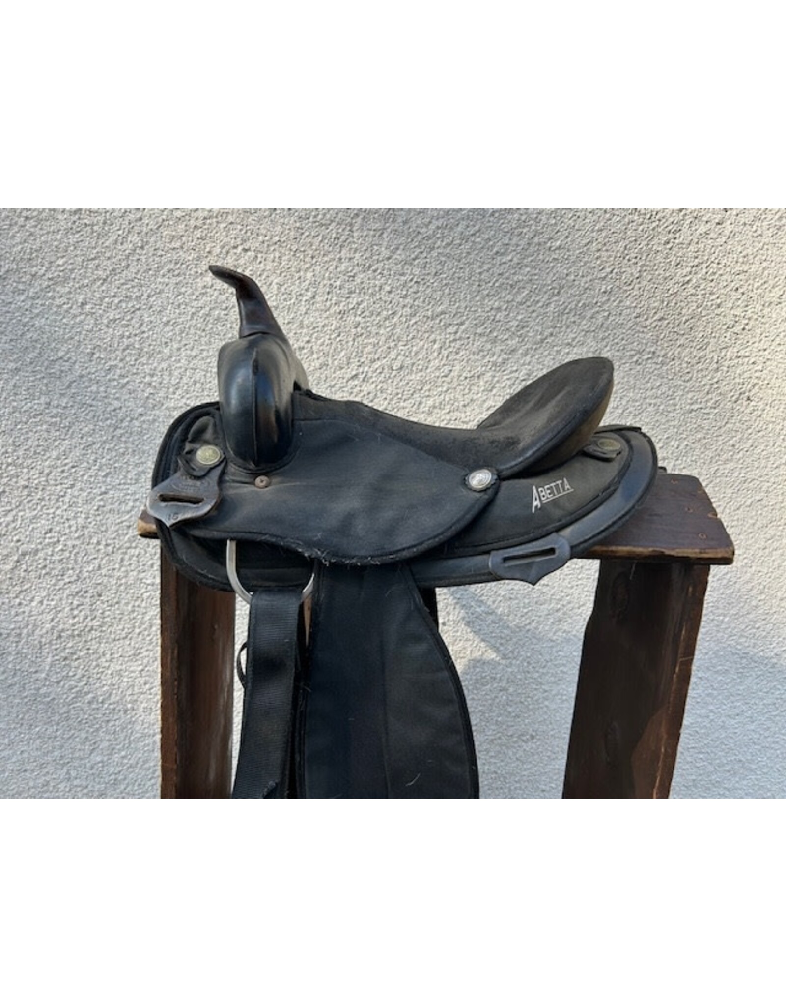 Abetta Arab (Wide) Tree Round Skirt Western Saddle 15" Seat