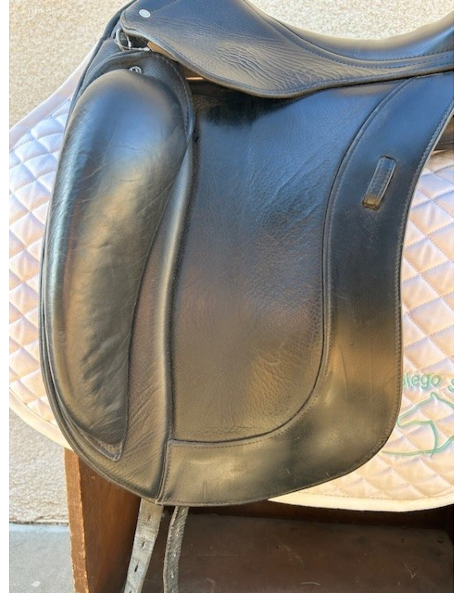 Schleese Obrigado Dressage Saddle 17.5" Seat, Adjustable Tree SN#13101S0413