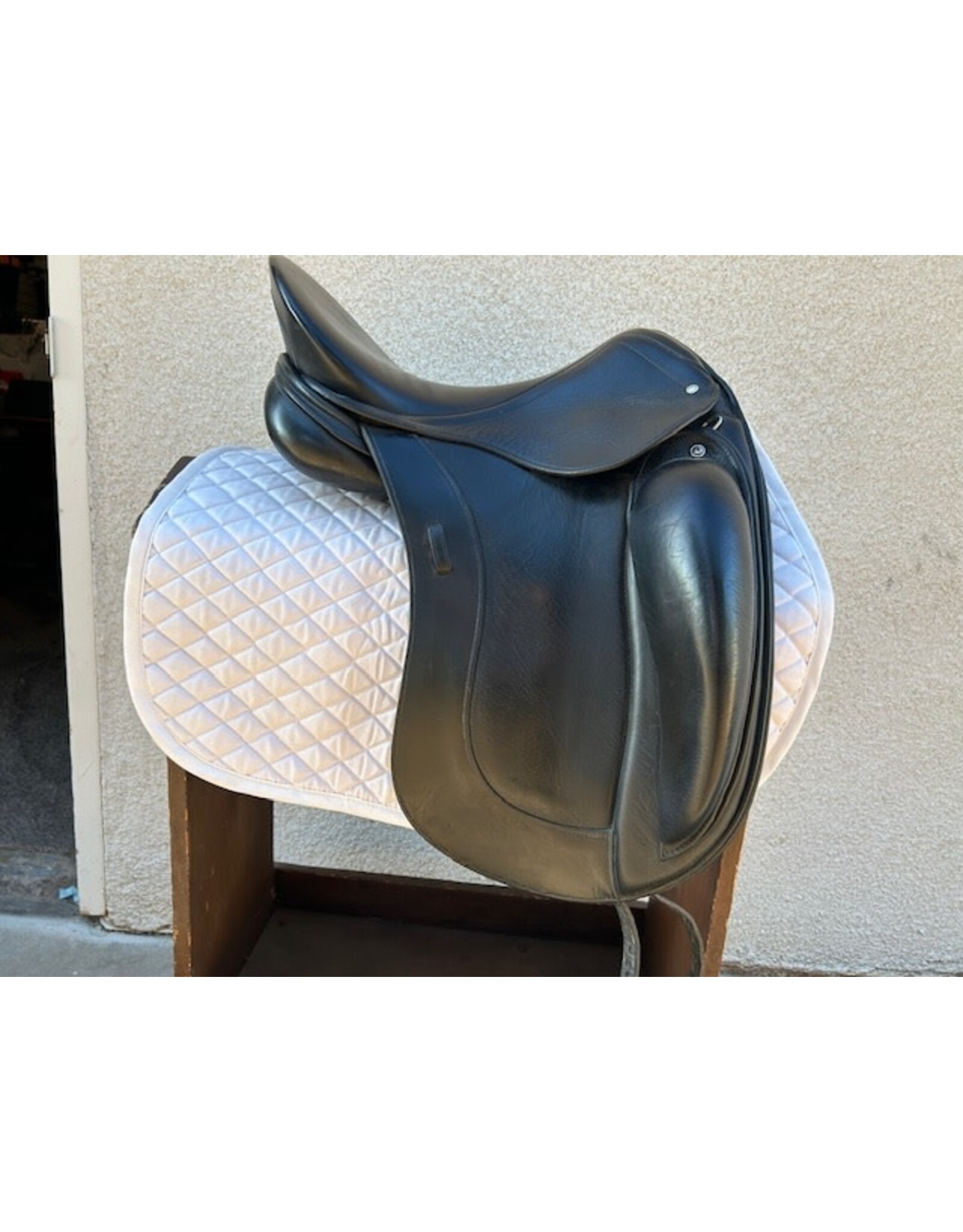 Schleese Obrigado Dressage Saddle 17.5" Seat, Adjustable Tree SN#13101S0413