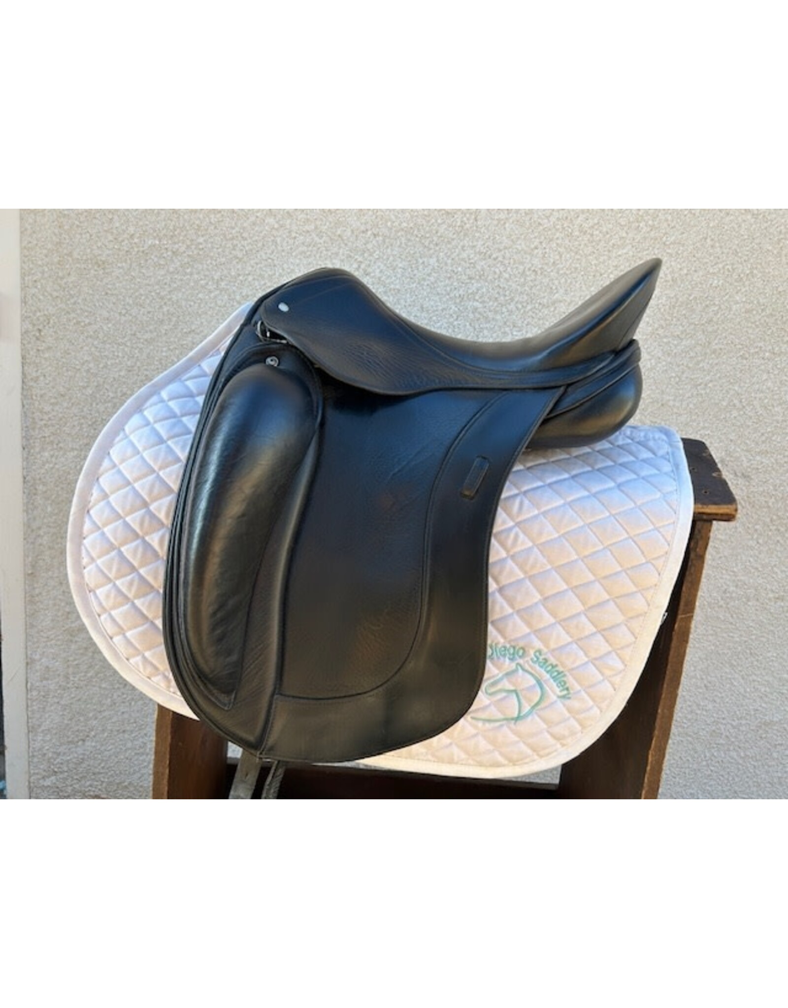 Schleese Obrigado Dressage Saddle 17.5" Seat, Adjustable Tree SN#13101S0413