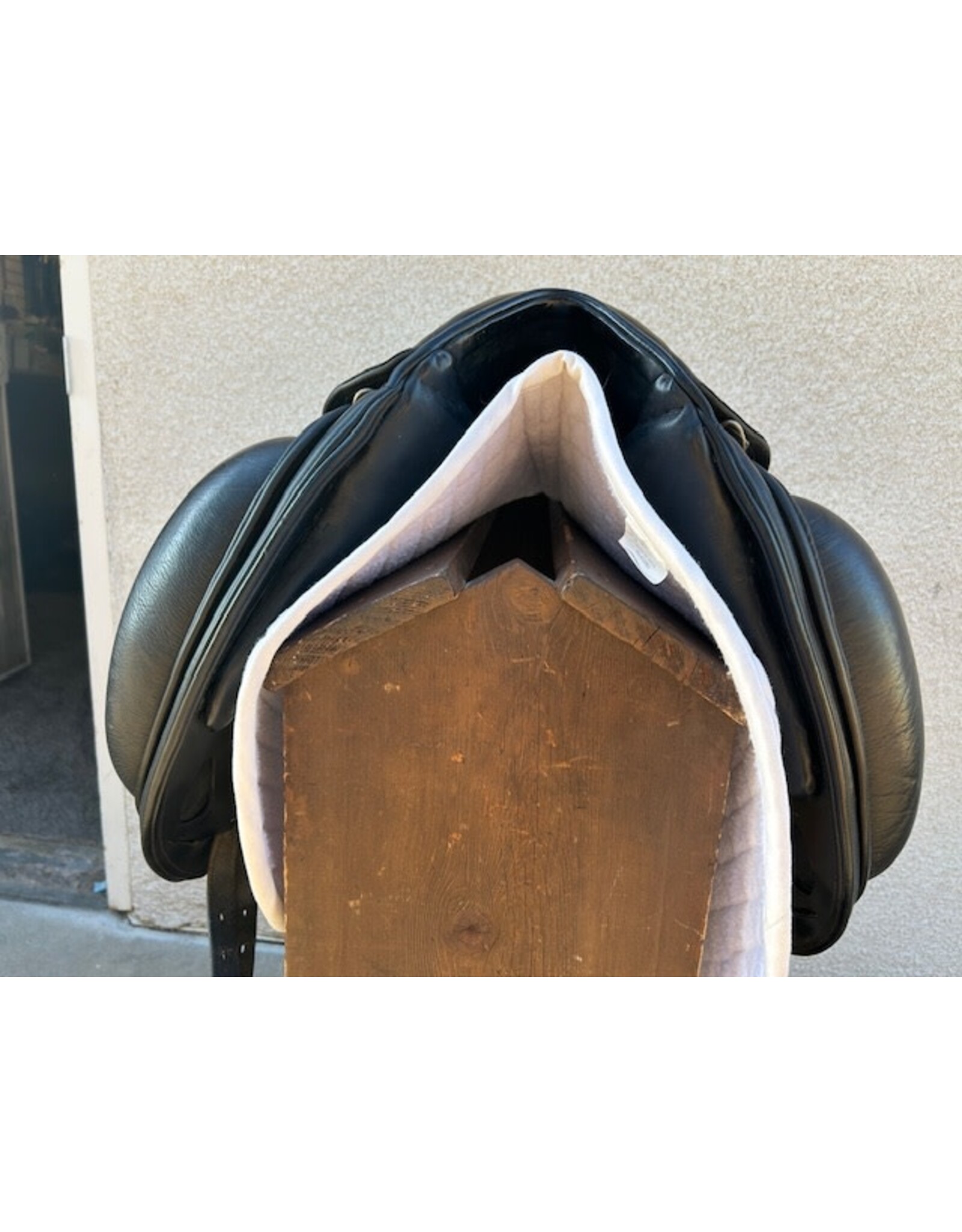 Schleese Obrigado Dressage Saddle 17.5" Seat, Adjustable Tree SN#13101S0413