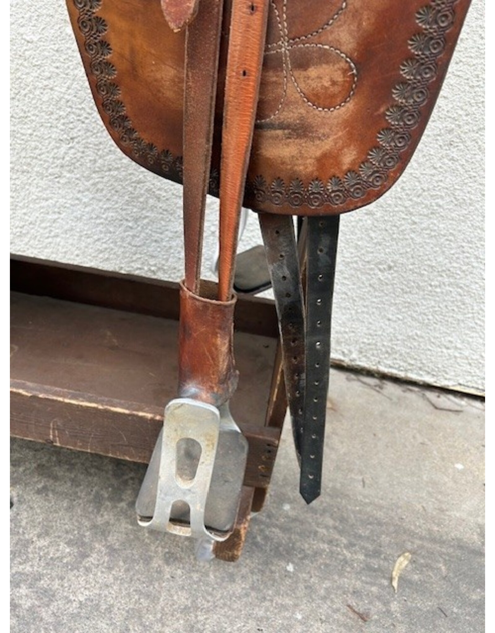 Trail Saddle with Orthoflex Type Panels 16" Seat. Comes w/ 28" Girth