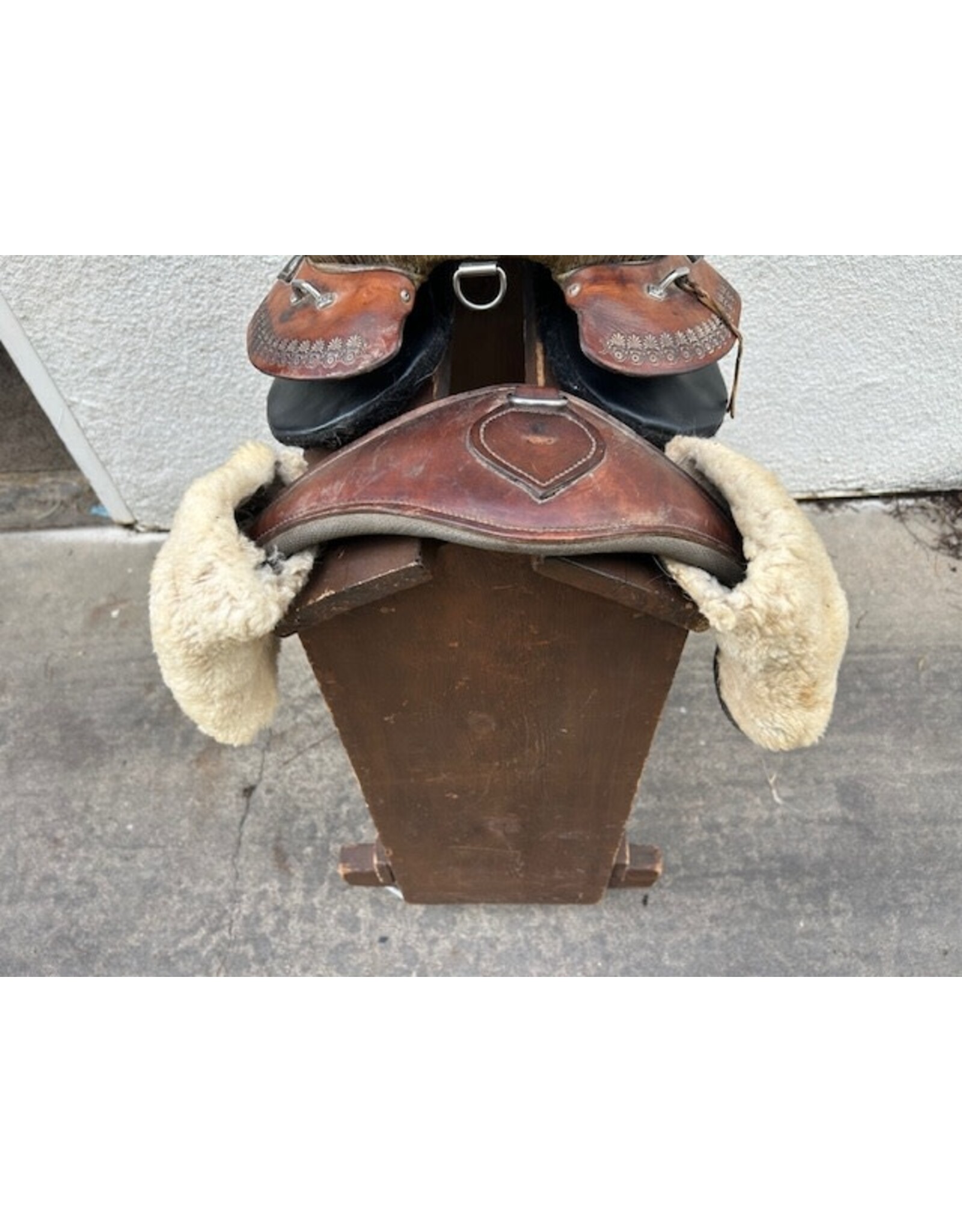 Trail Saddle with Orthoflex Type Panels 16" Seat. Comes w/ 28" Girth