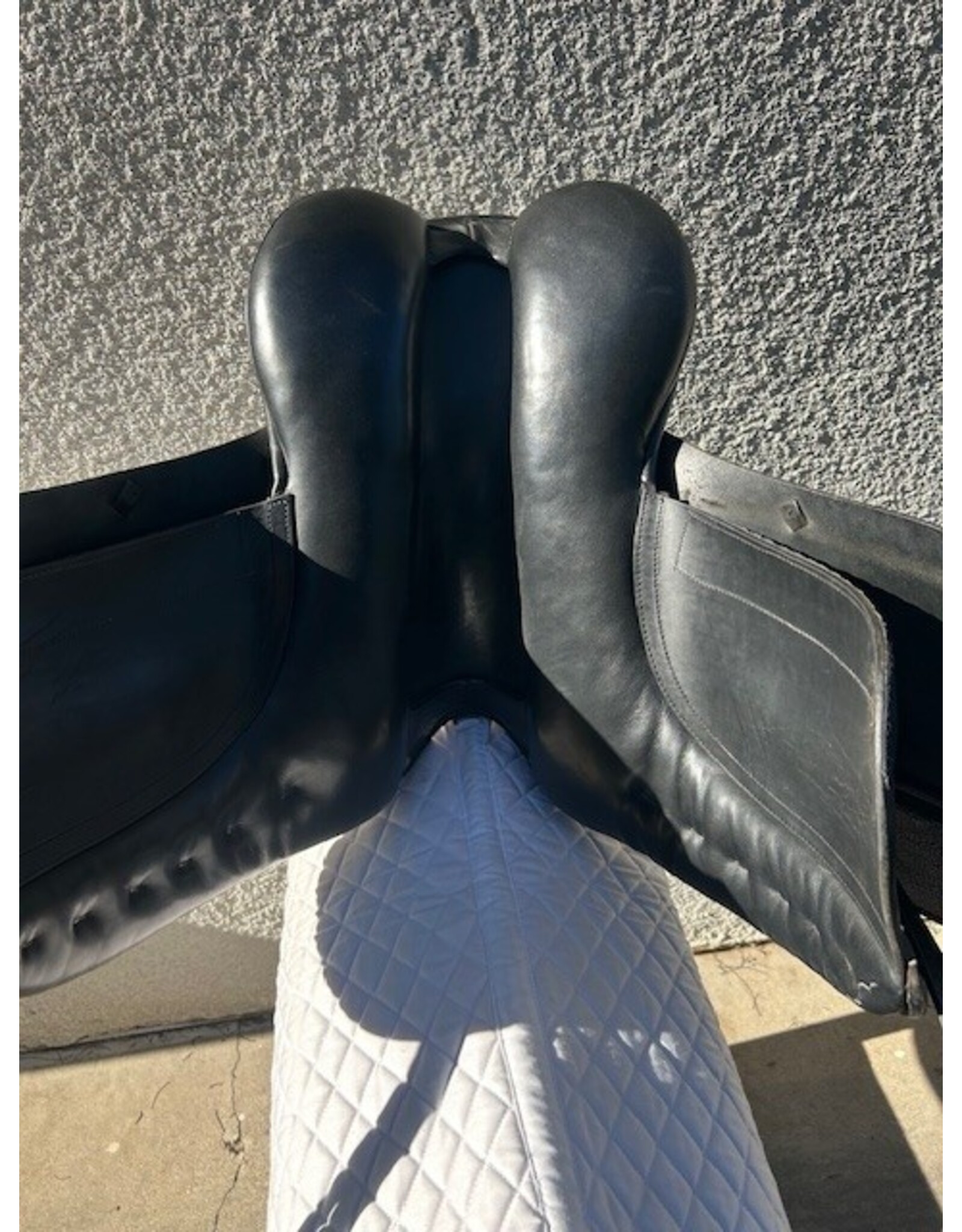 Wychanger Barton Dressage Saddle 18" Medium Tree