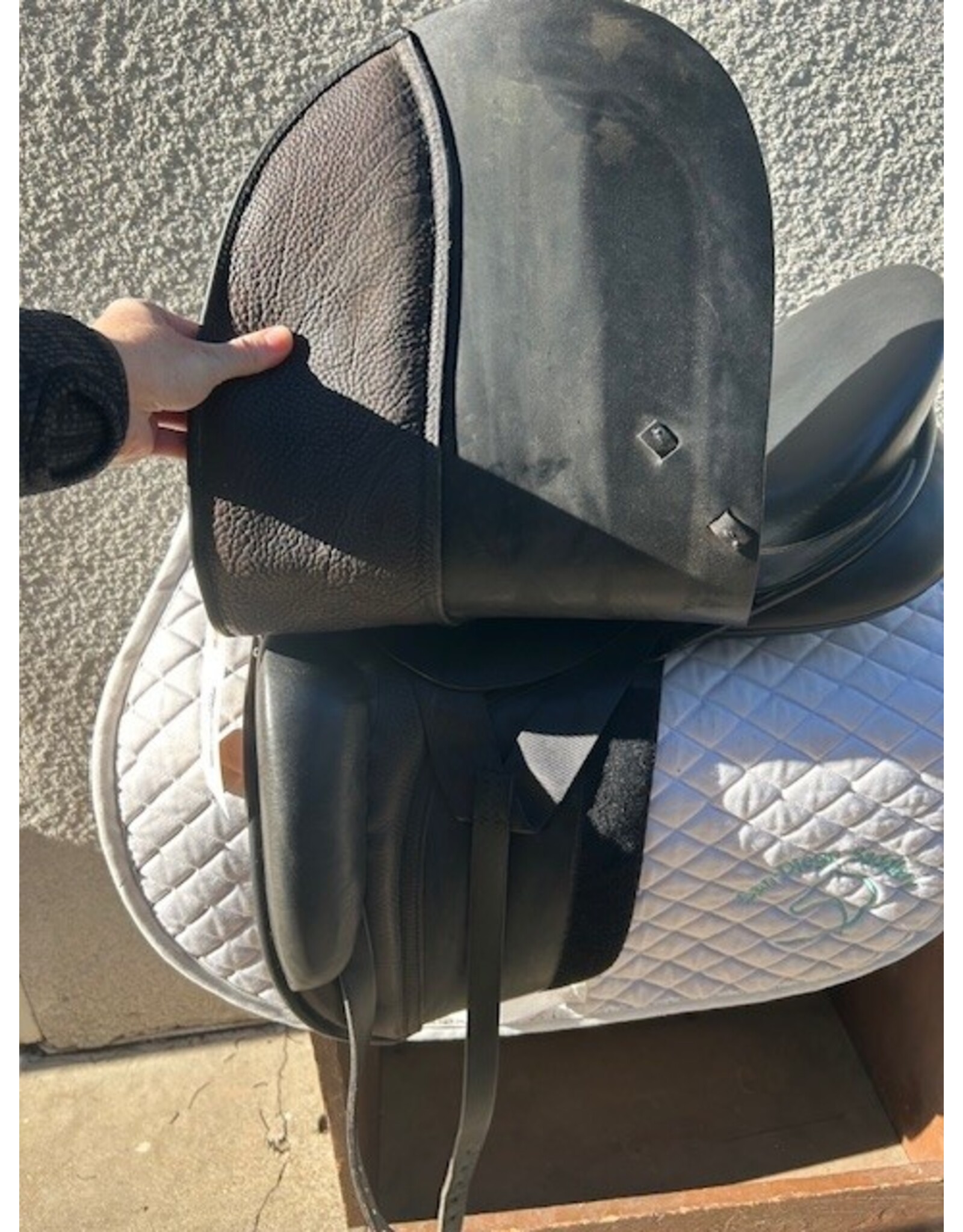 Wychanger Barton Dressage Saddle 18" Medium Tree
