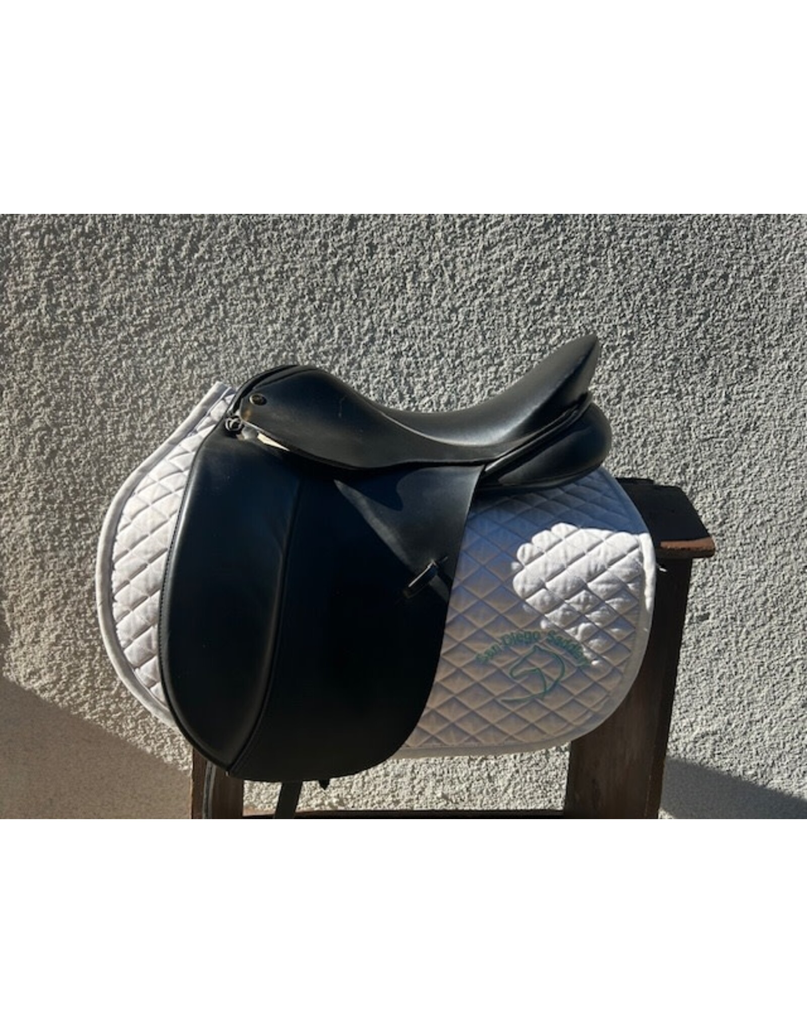 Wychanger Barton Dressage Saddle 18" Medium Tree