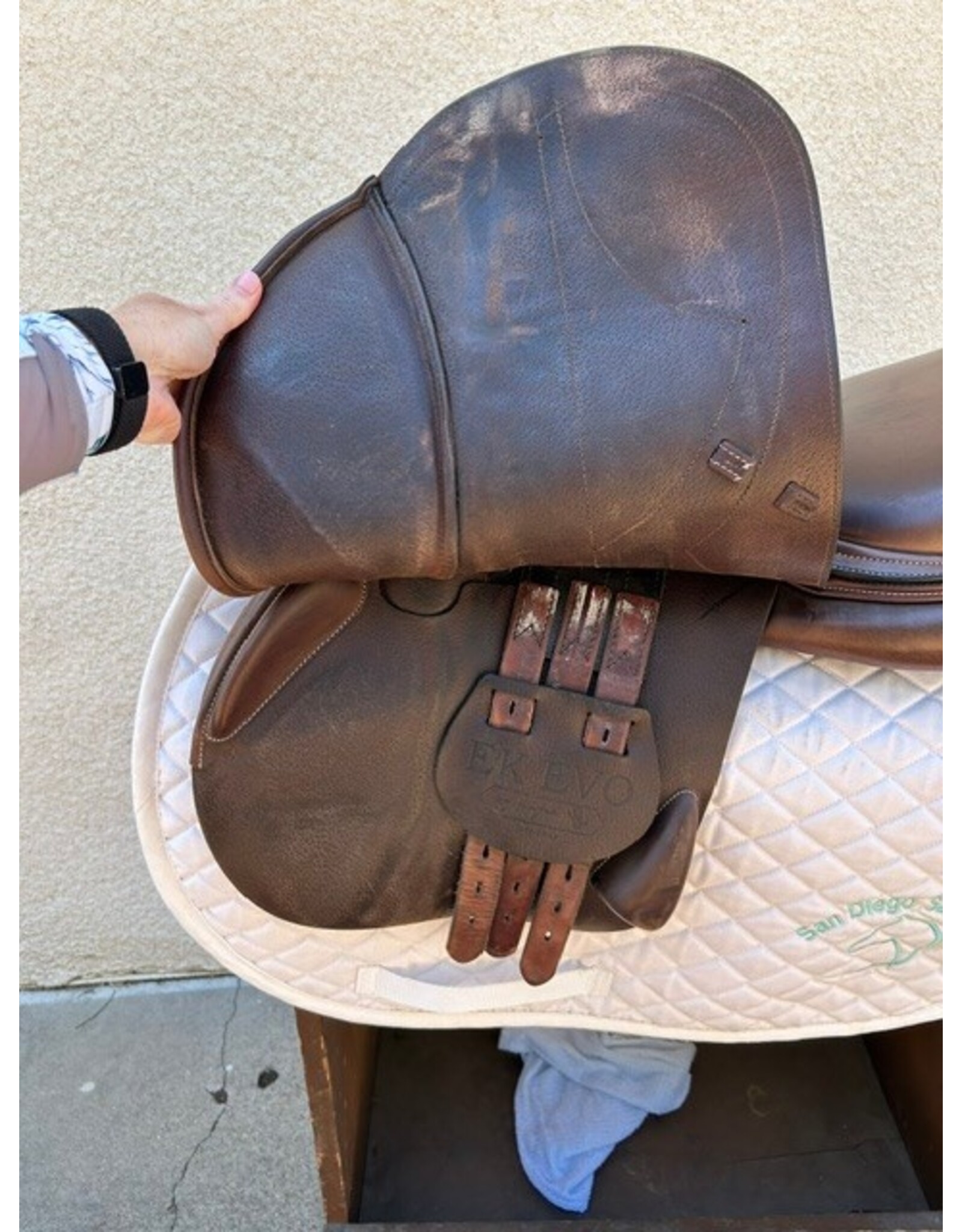 Equipe EK Evo E-Carbon Jump Saddle, 17.5" Seat, Medium tree, Brown, Serial #:20750719