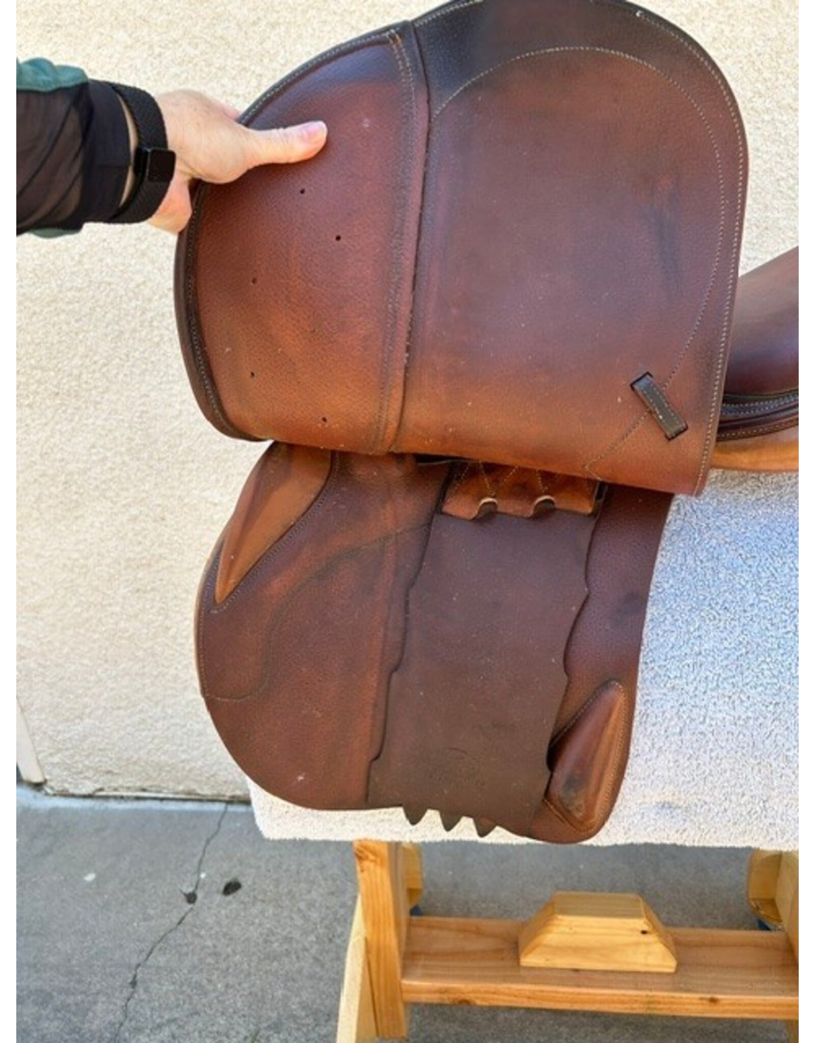 Devoucoux Biarritz 17" Seat, Medium Tree, 3 Flap