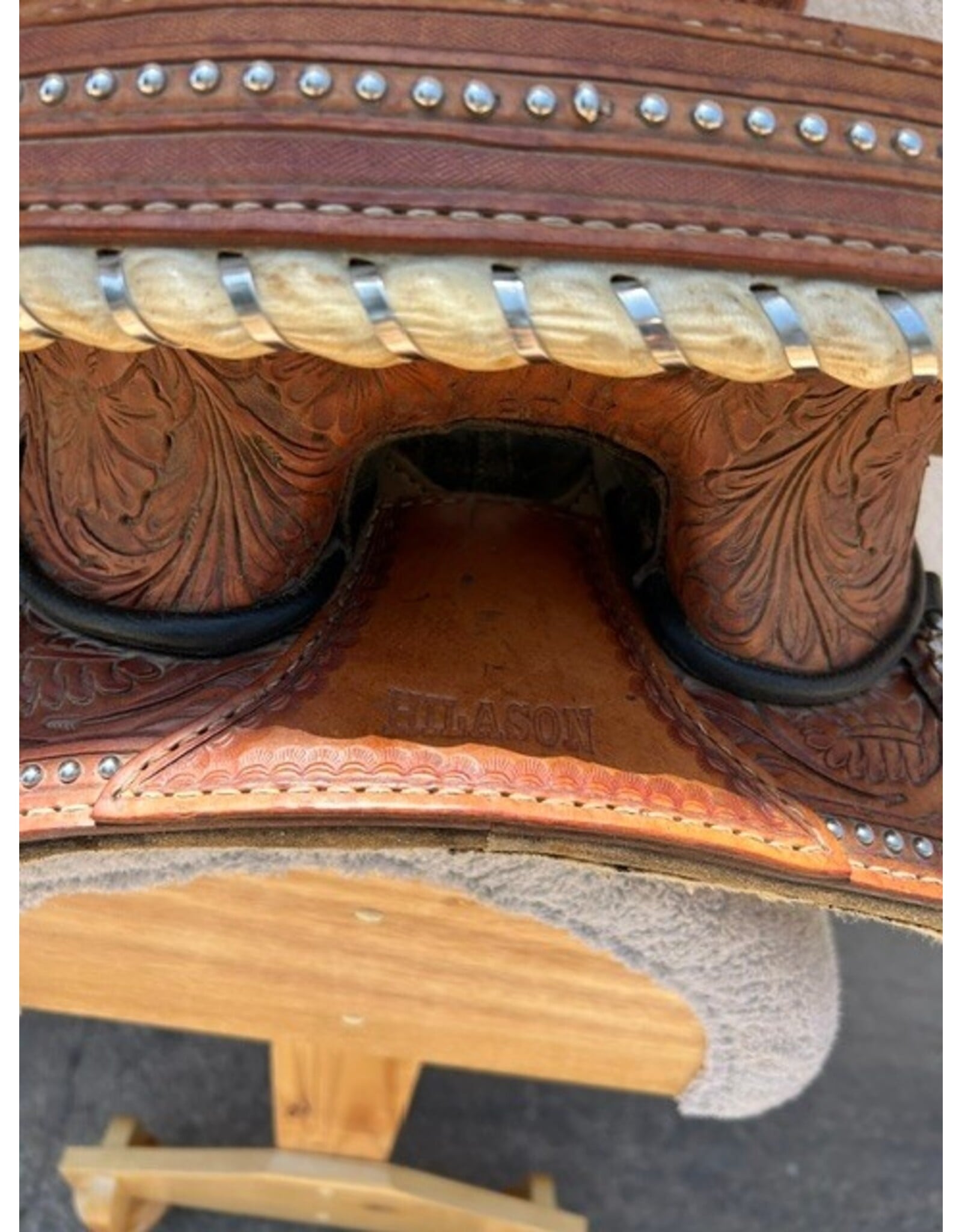 hilason treeless western saddle