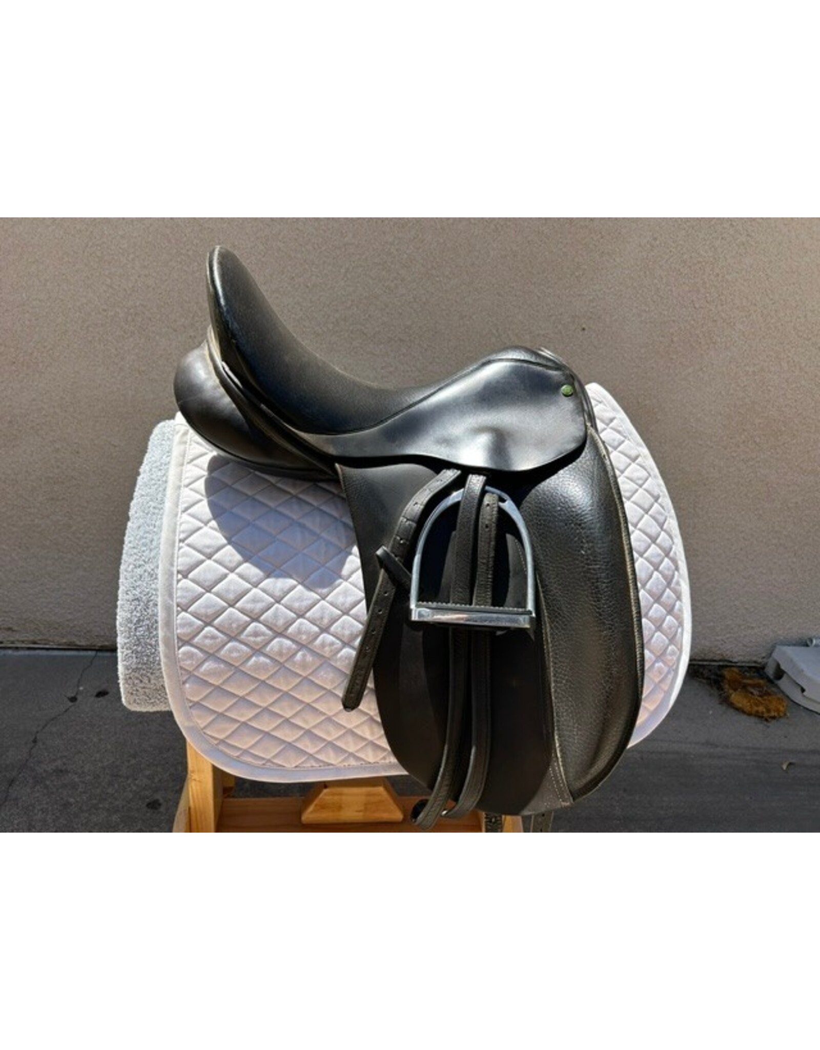 Windsor Dressage Saddle 18" Seat, Number 4 Fit Tree