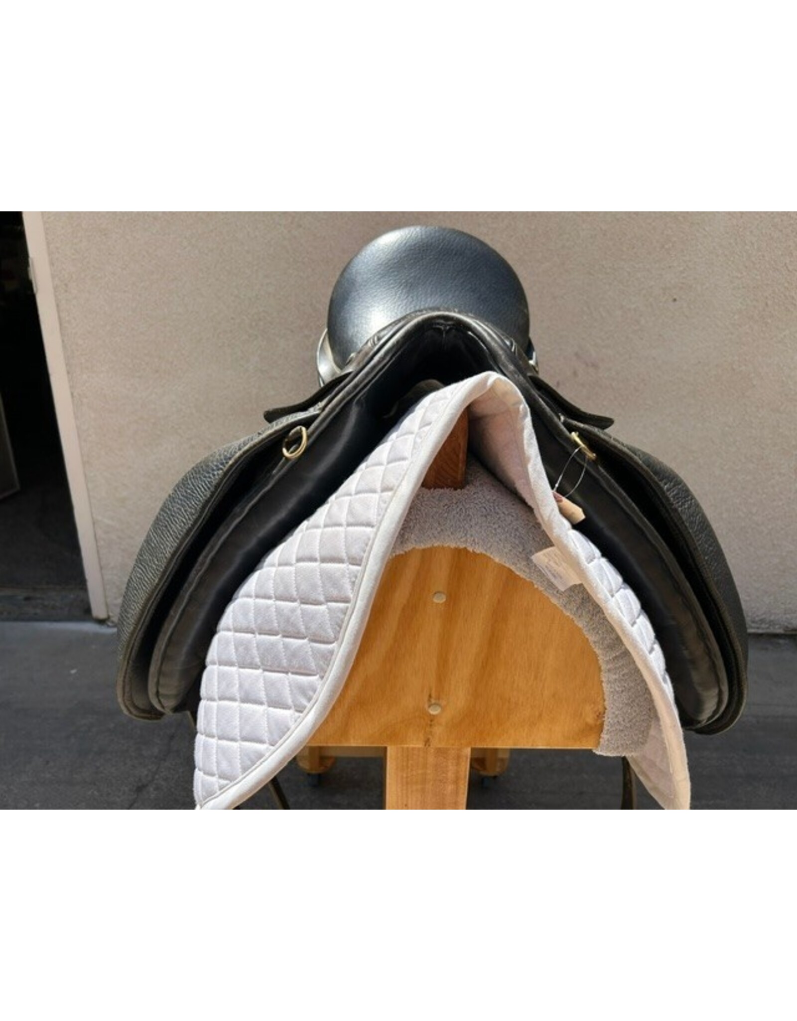 Windsor Dressage Saddle 18" Seat, Number 4 Fit Tree