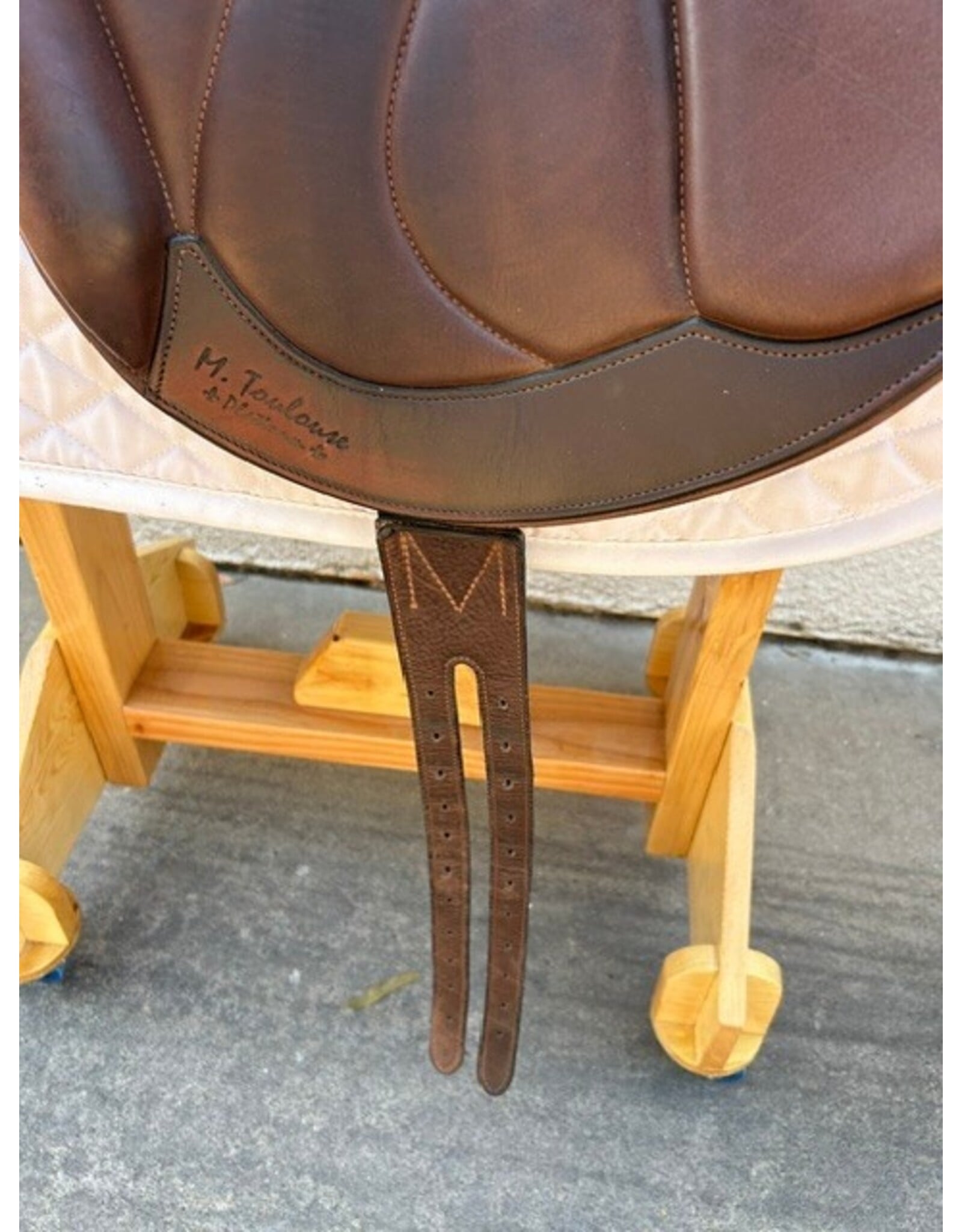 M Toulouse Close Contact Monoflap 17.5" Seat, Adjustable Tree