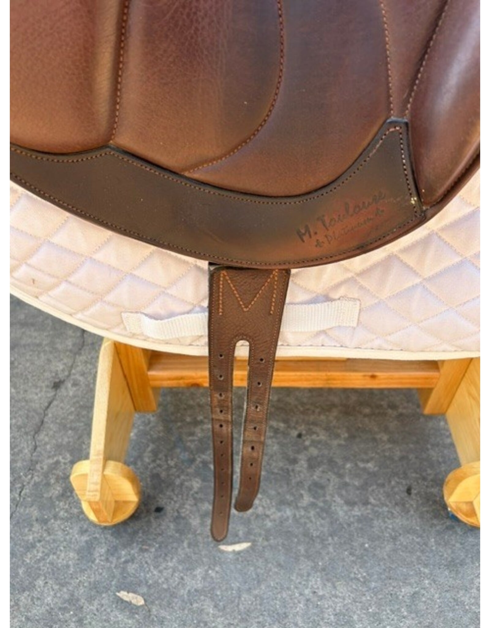 M Toulouse Close Contact Monoflap 17.5" Seat, Adjustable Tree