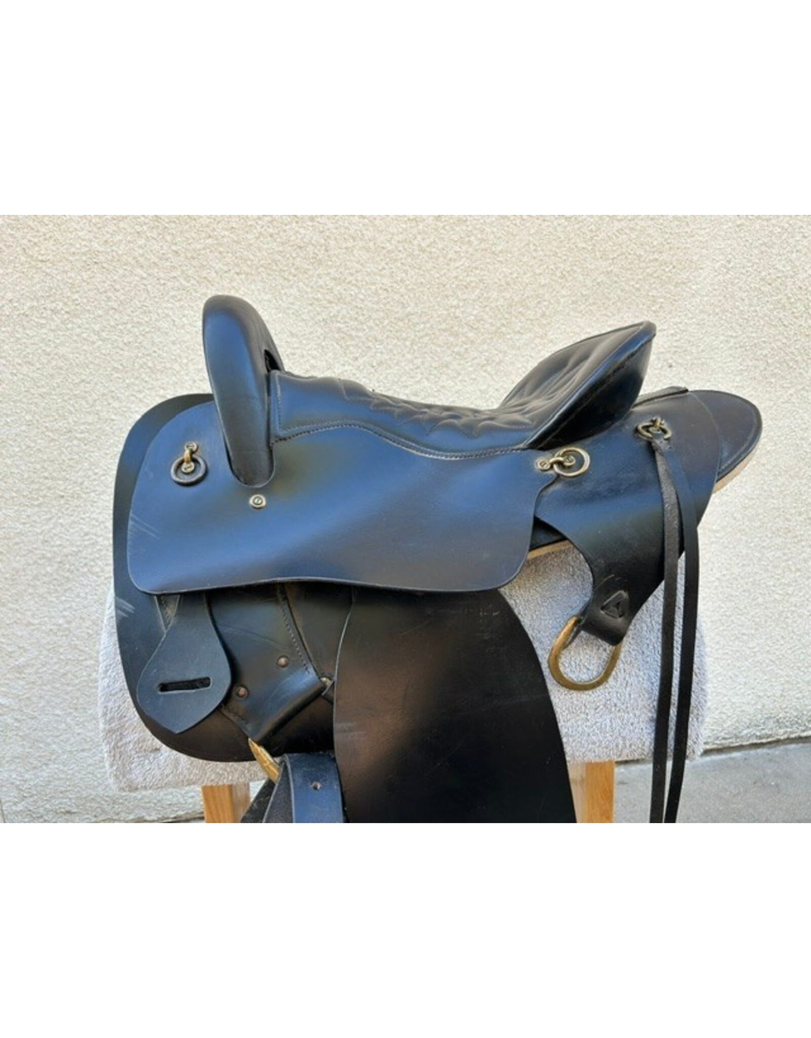 Tucker Style Endurance Saddle  16.5" Seat, Gaited FQ with Cross Fire Rigging