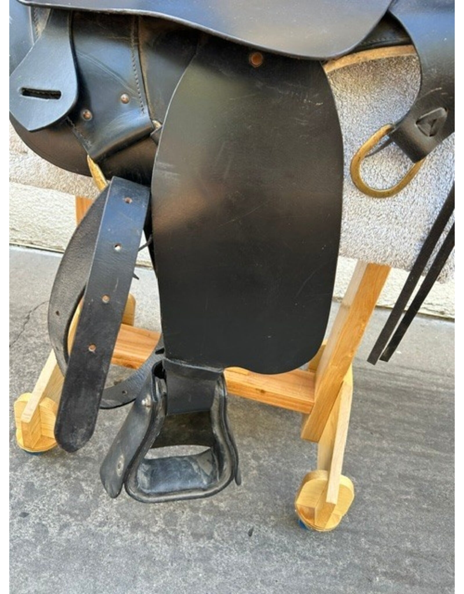Tucker Style Endurance Saddle  16.5" Seat, Gaited FQ with Cross Fire Rigging