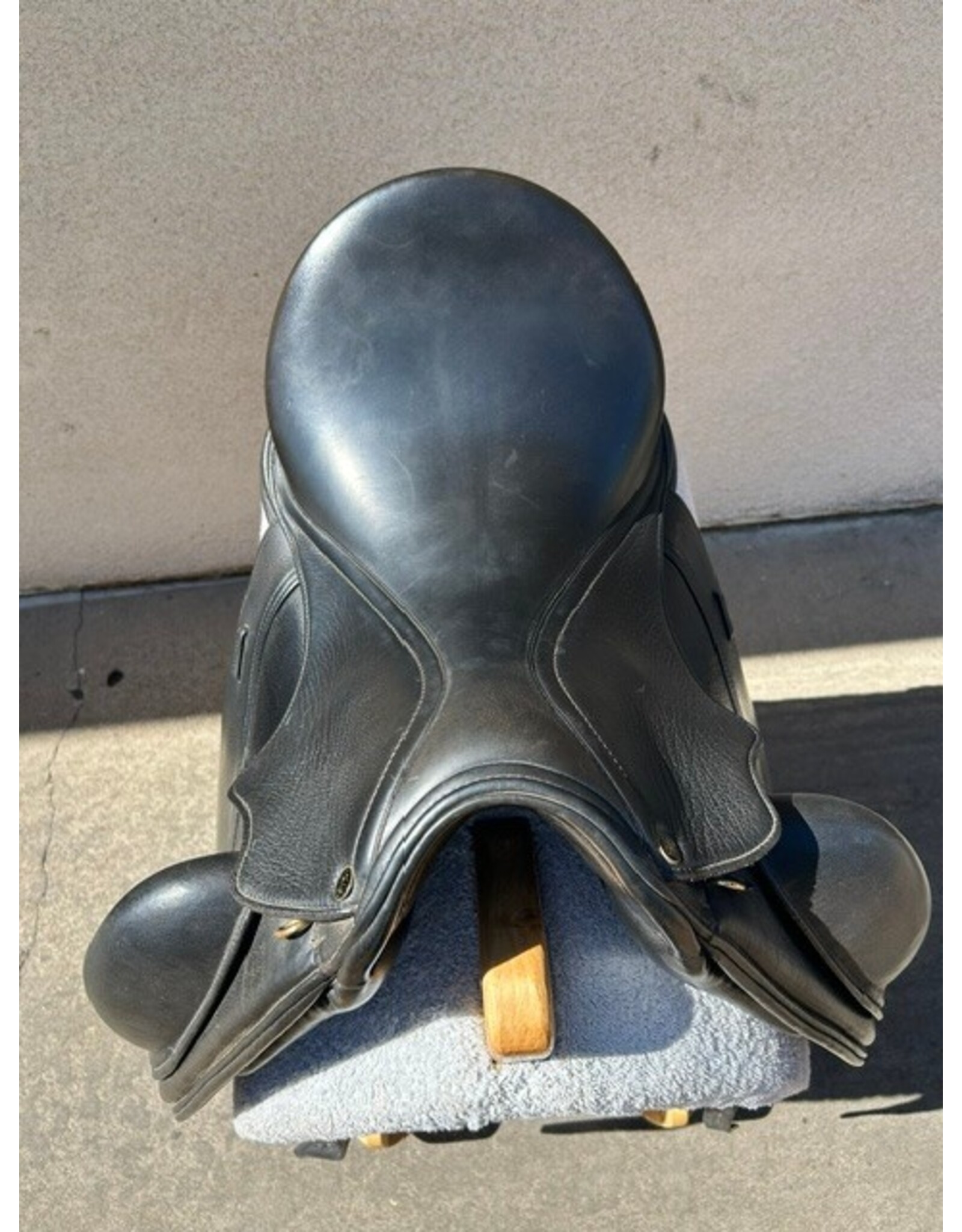 Peter Horobin Monoflap Dressage Saddle 17" Seat, Adjustable Tree
