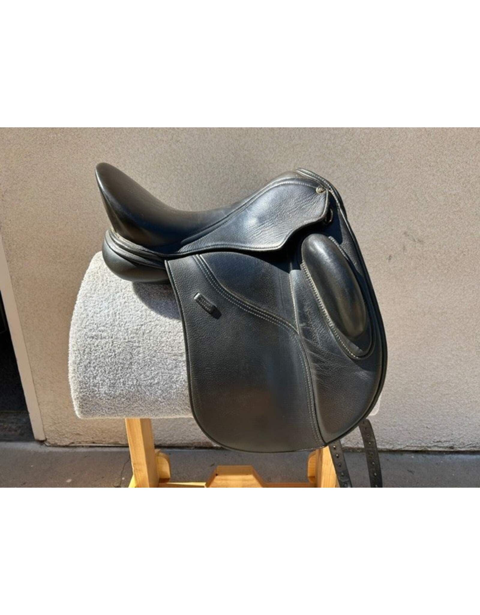 Peter Horobin Monoflap Dressage Saddle 17" Seat, Adjustable Tree