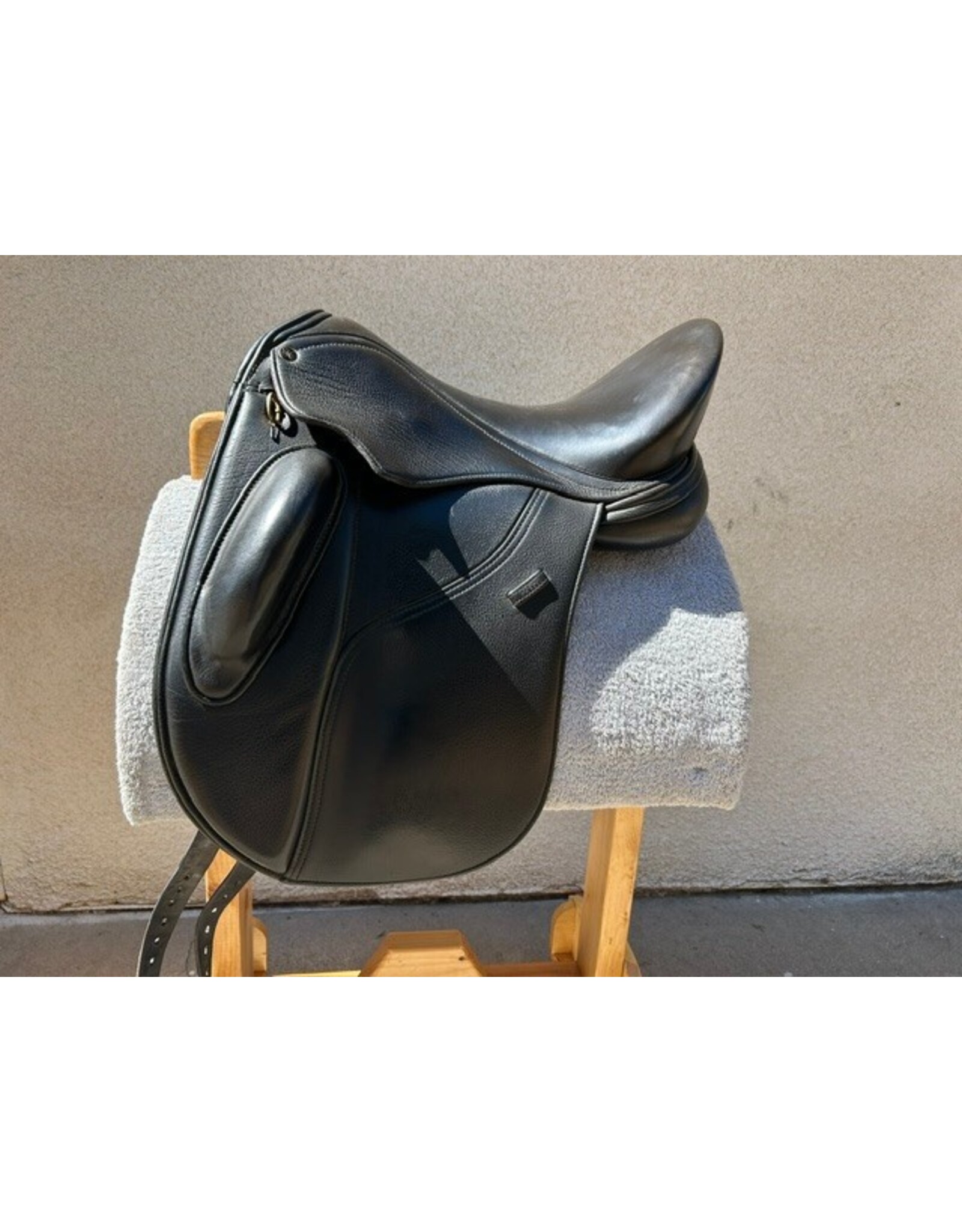Peter Horobin Monoflap Dressage Saddle 17" Seat, Adjustable Tree