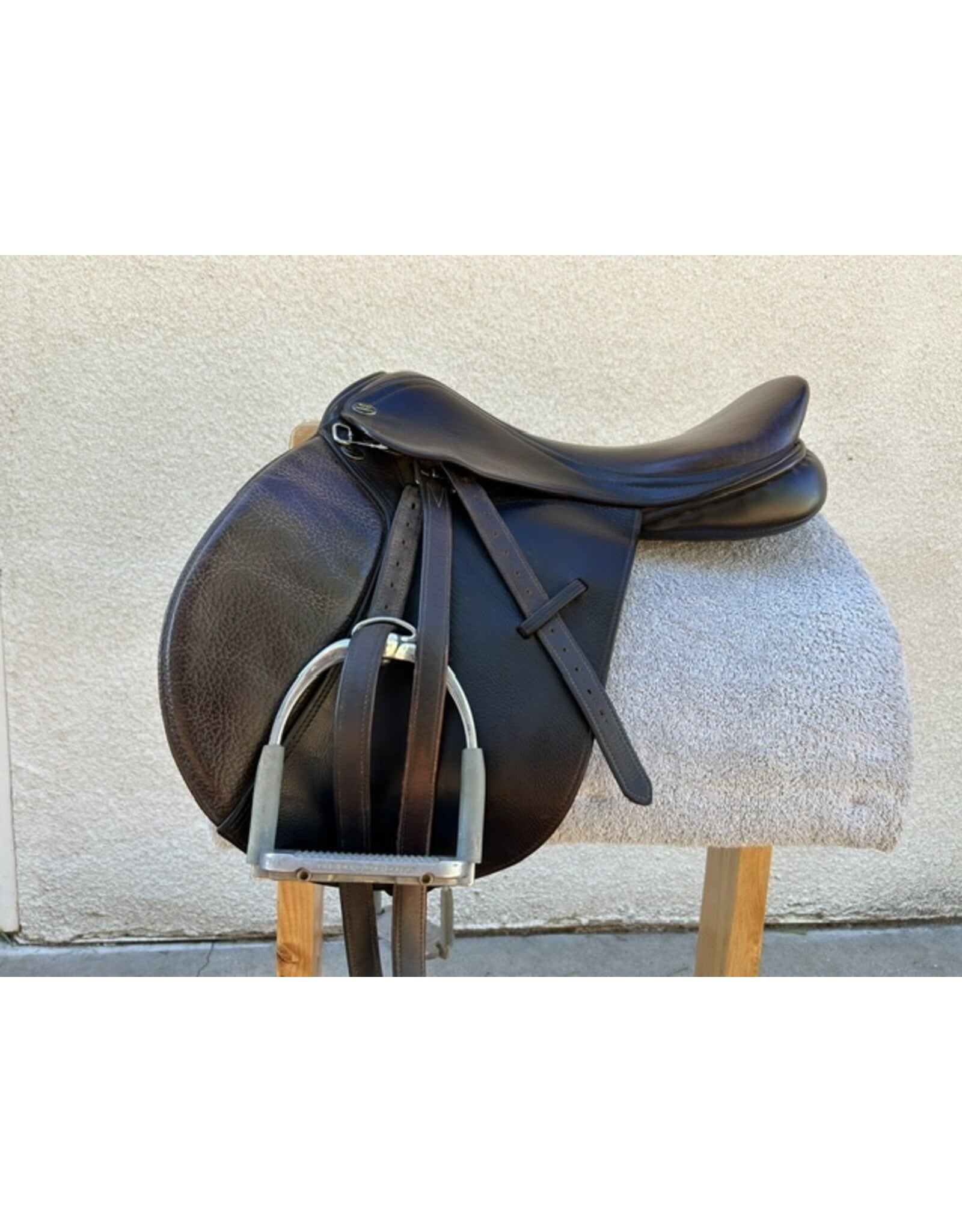 Borne Spirit AP 17" Seat, Med-Wide Tree w/ Cover, Stirrups, and Leathers