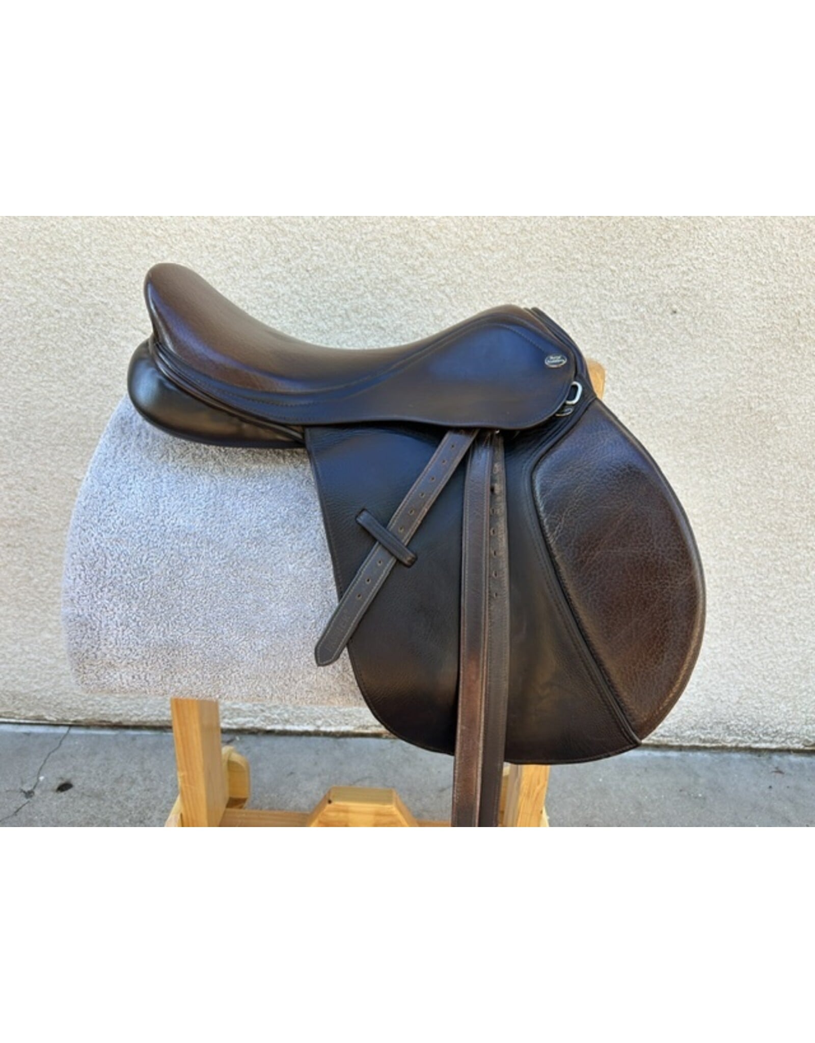 Borne Spirit AP 17" Seat, Med-Wide Tree w/ Cover, Stirrups, and Leathers