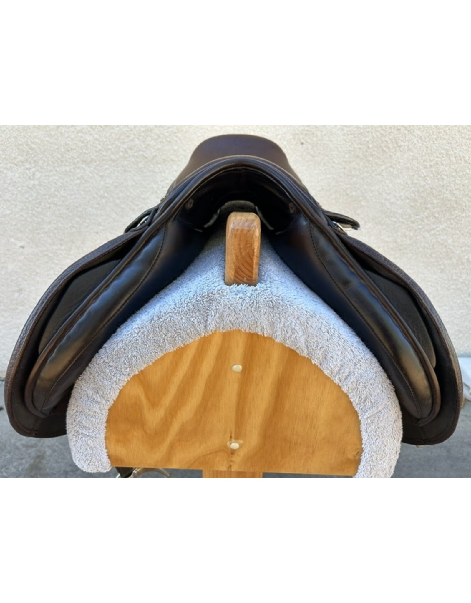 Borne Spirit AP 17" Seat, Med-Wide Tree w/ Cover, Stirrups, and Leathers