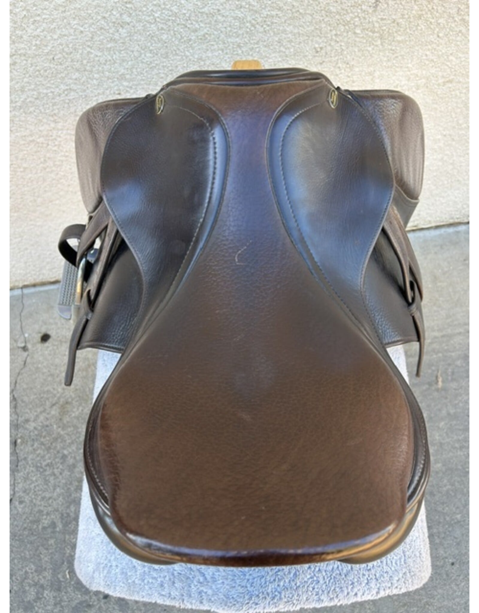 Borne Spirit AP 17" Seat, Med-Wide Tree w/ Cover, Stirrups, and Leathers