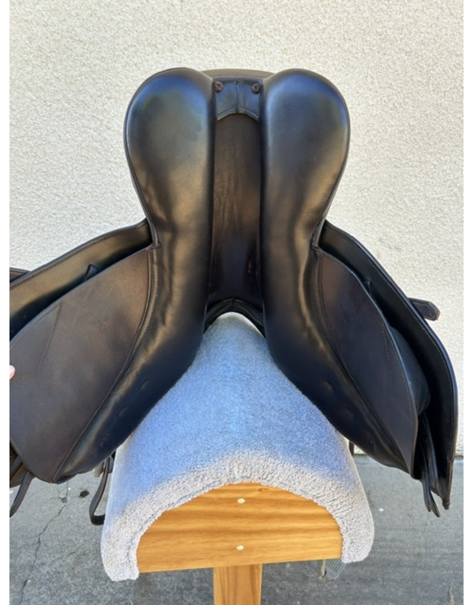 Borne Spirit AP 17" Seat, Med-Wide Tree w/ Cover, Stirrups, and Leathers