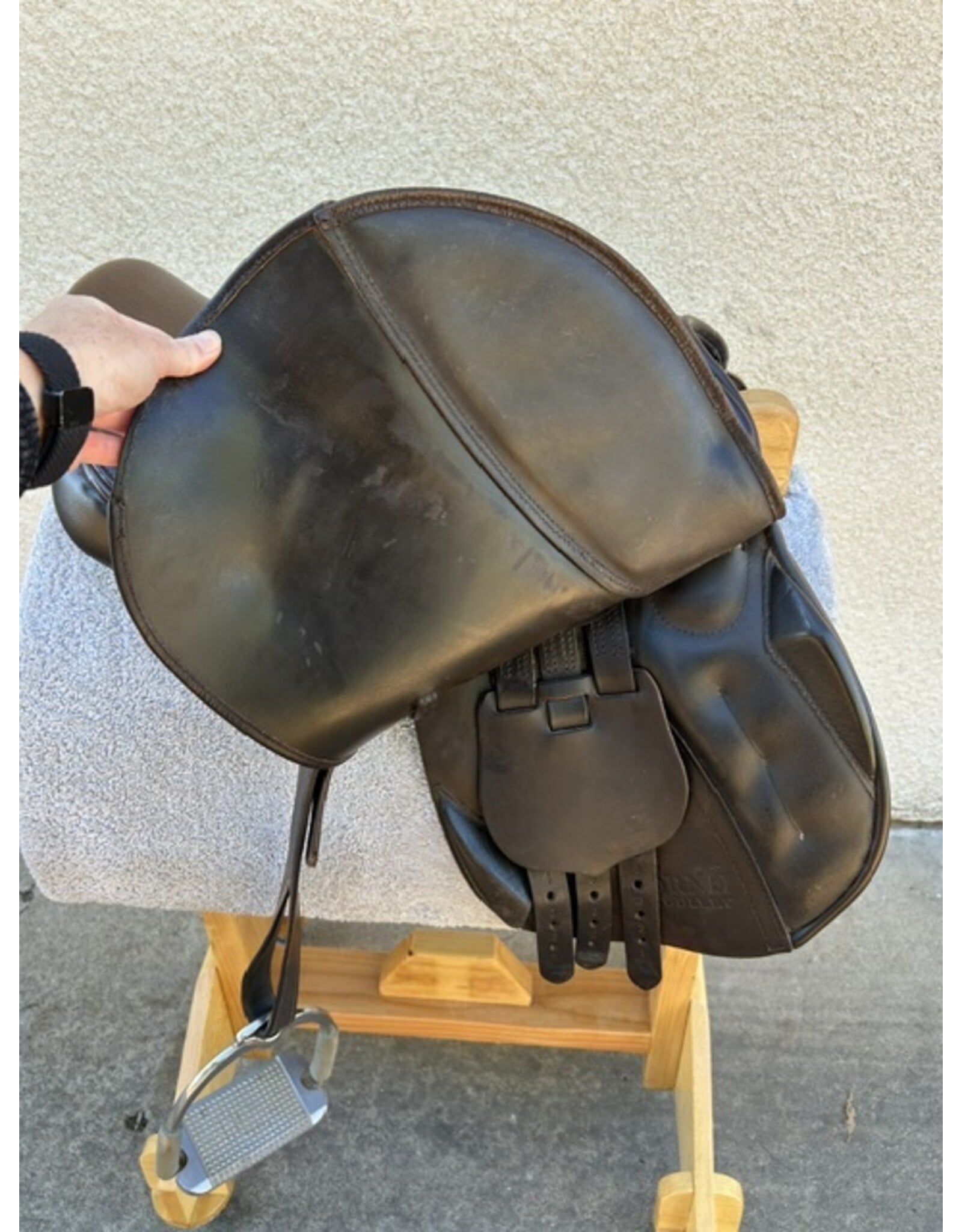 Borne Spirit AP 17" Seat, Med-Wide Tree w/ Cover, Stirrups, and Leathers