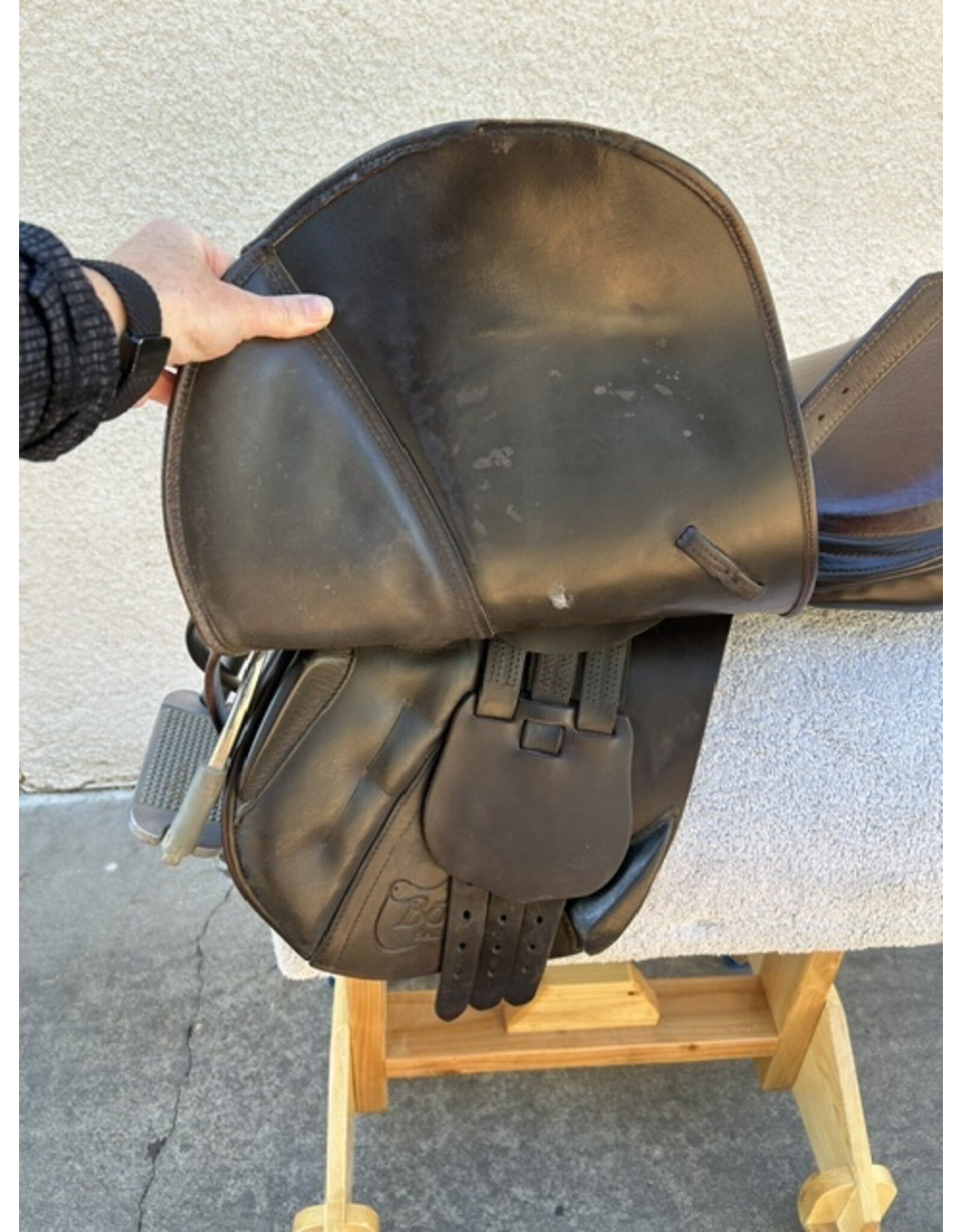 Borne Spirit AP 17" Seat, Med-Wide Tree w/ Cover, Stirrups, and Leathers