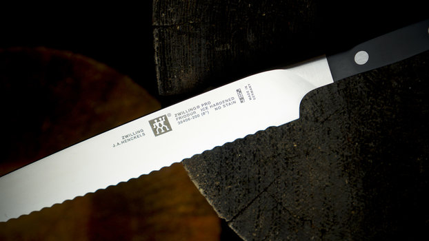 Zwilling Zwilling Pro 9-Inch Bread Knife Zwilling Zwilling Pro 9-Inch Bread Knife