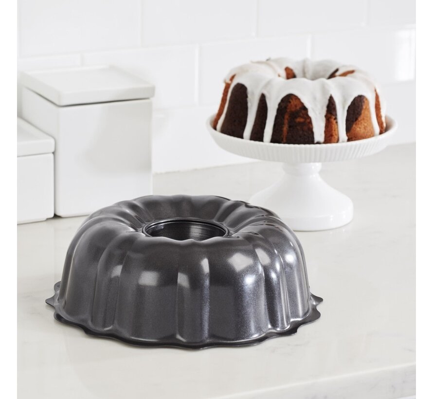 Chef's Classic 9.5" Fluted Cake Pan