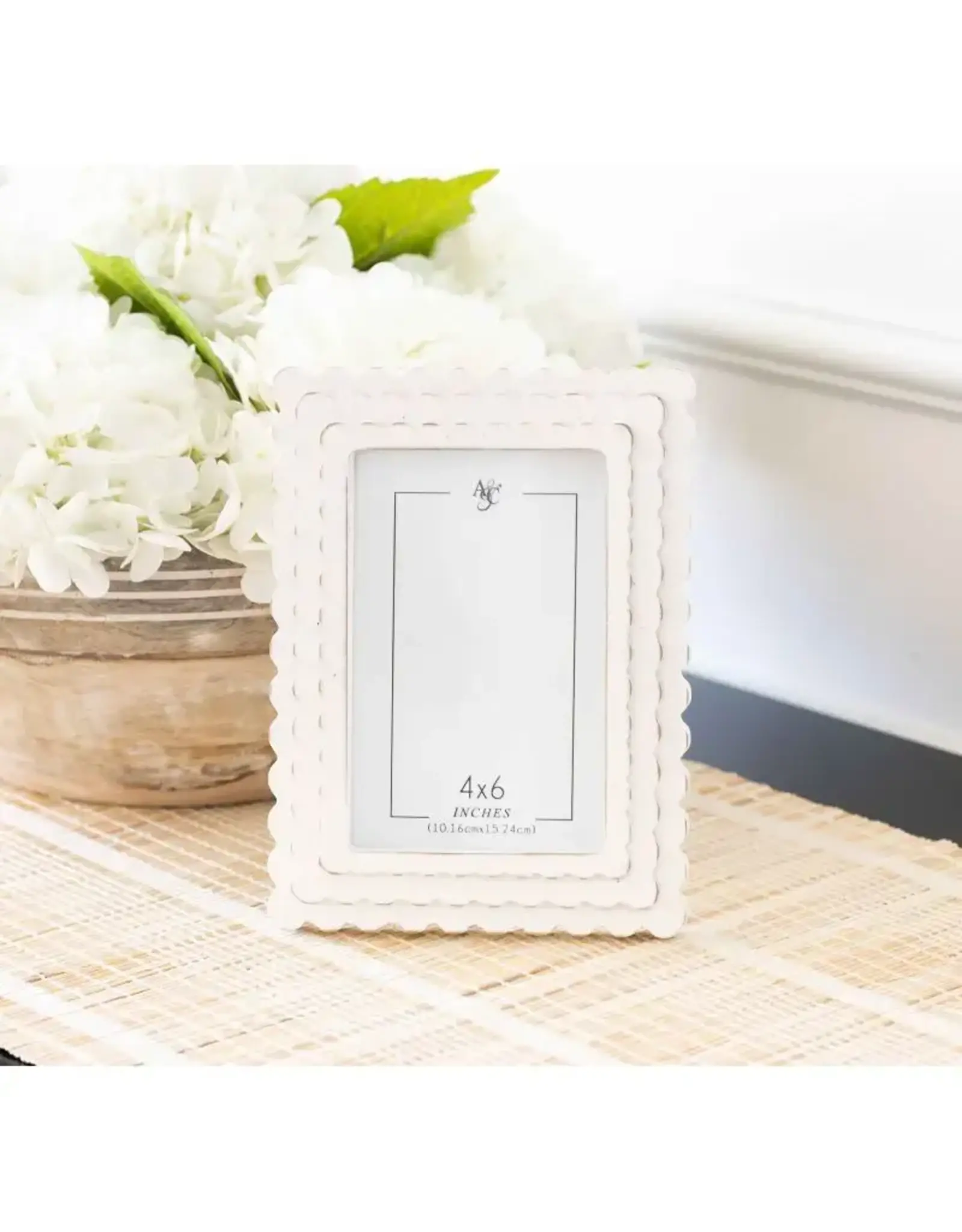 Adams & Co. Wood Scallop Photo Frame - White