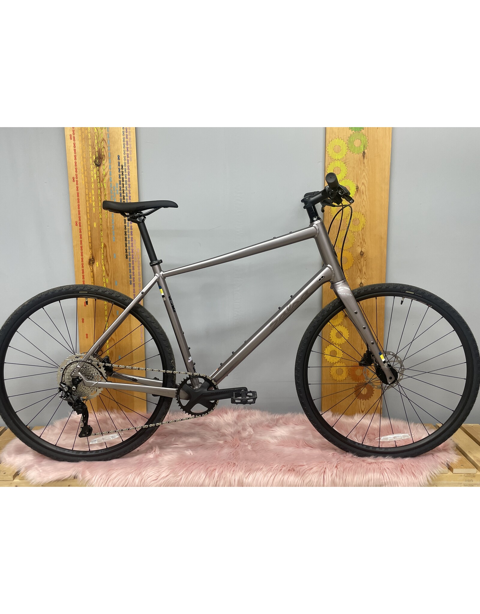 Salsa Salsa Journeyer 2.1 Flat Bar Deore 10 700 Bike - 700c, Aluminum, Ash Grey, XL
