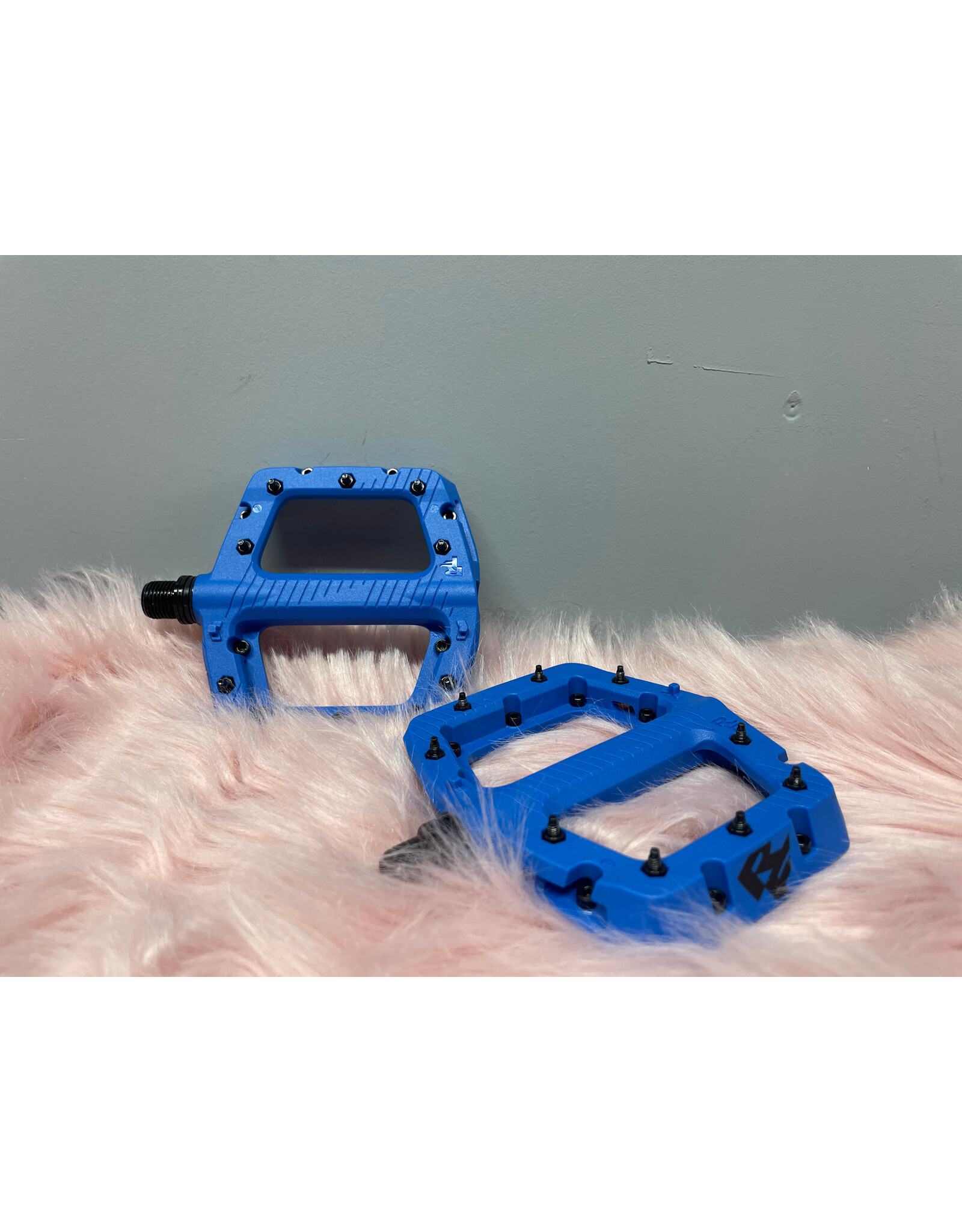 RaceFace Chester Pedals - Platform, Composite, 9/16", Small, Blue