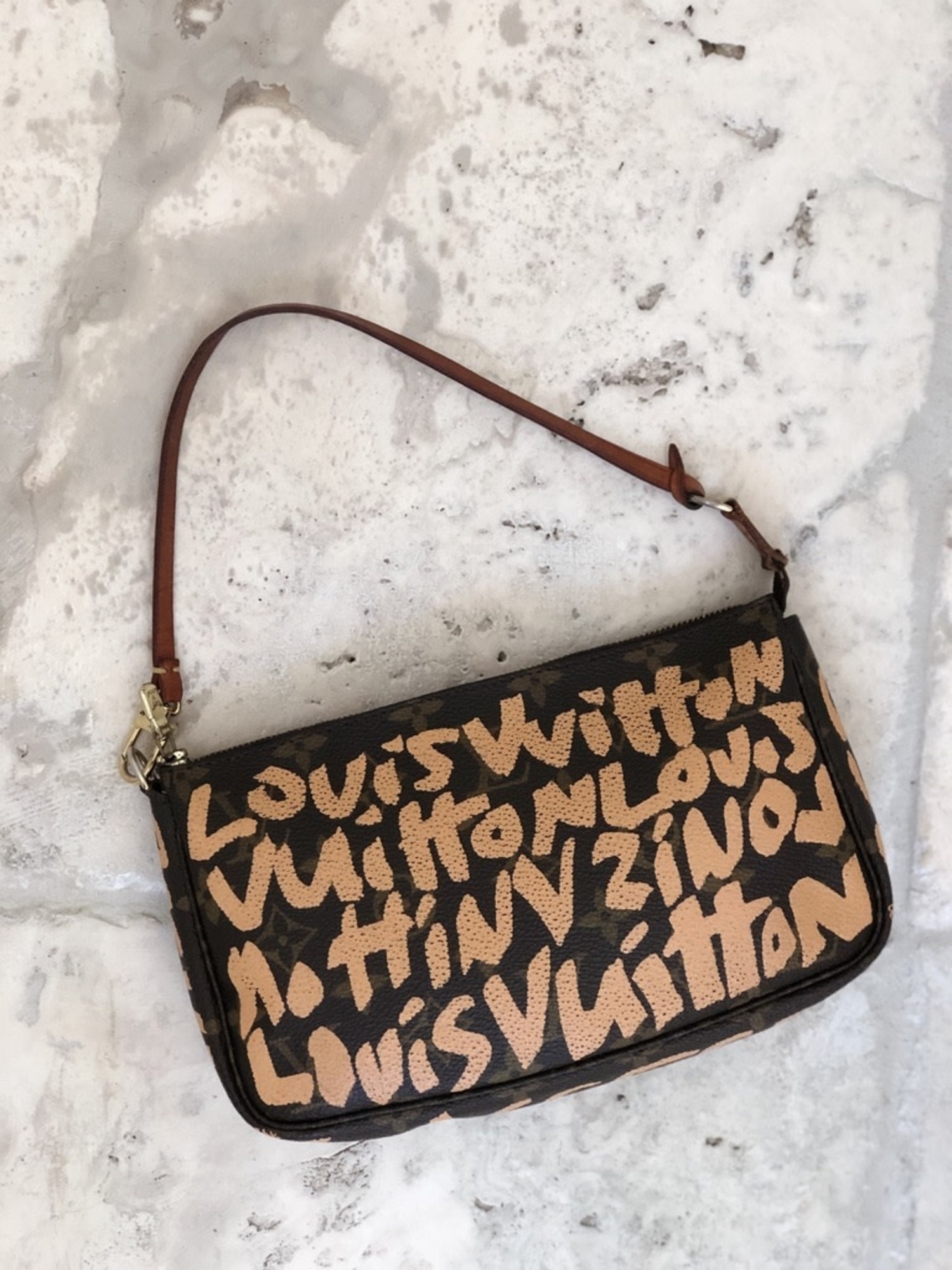 Lv pochette graffiti clearance