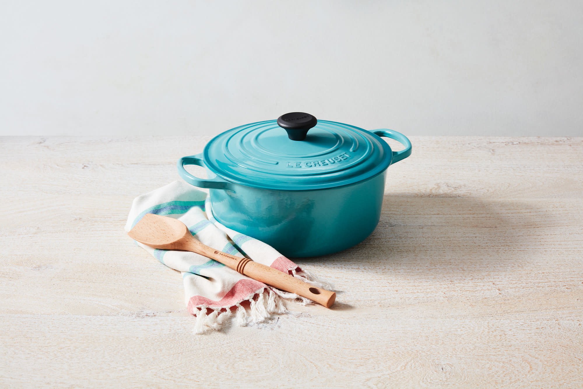 https://cdn.shoplightspeed.com/shops/631982/files/52519618/le-creuset-signature-round-dutch-oven-55-qt-caribb.jpg