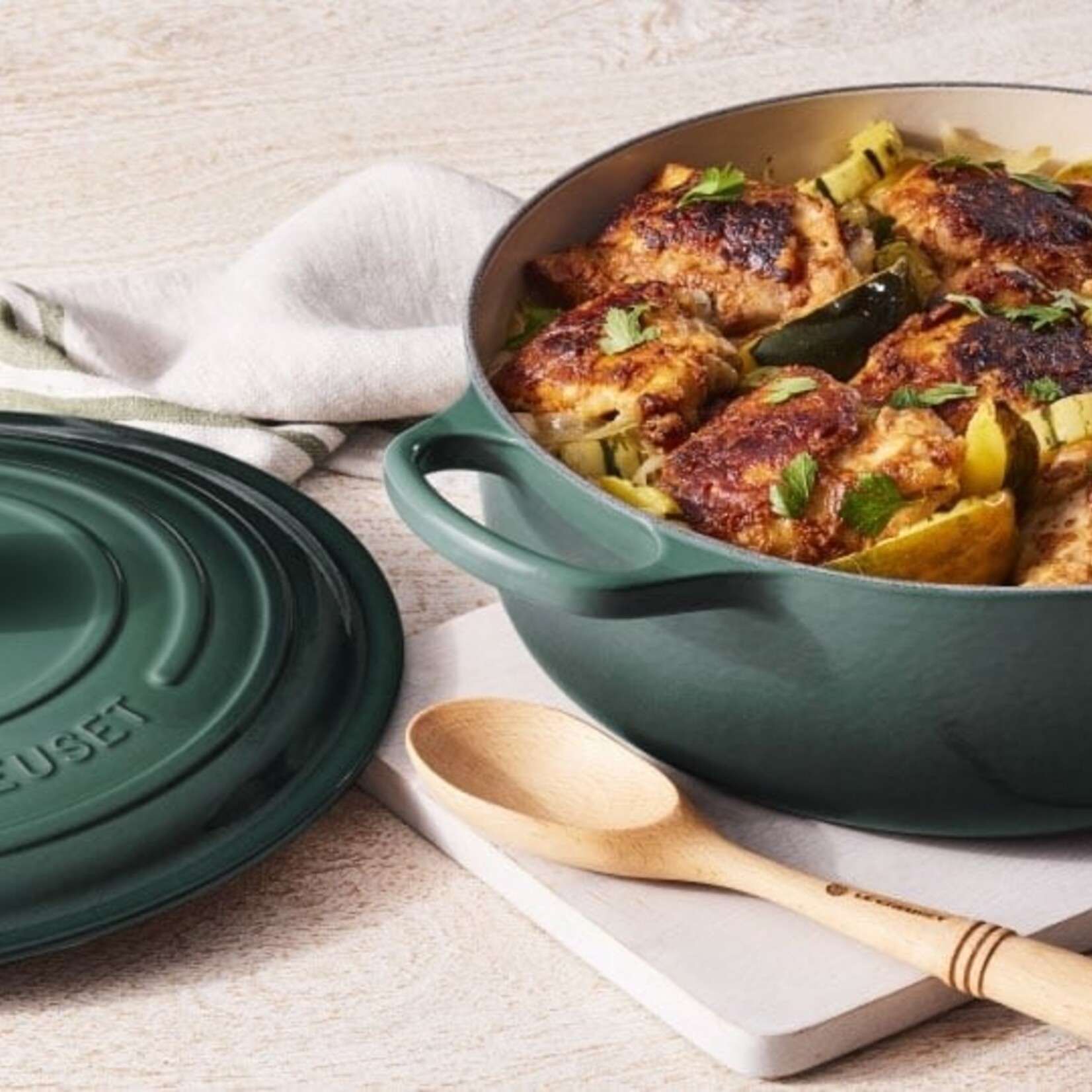 Le Creuset Signature Round Wide Oven 6.75 Qt Caribbean Signature SS, 6.75 qt. | Le Creuset