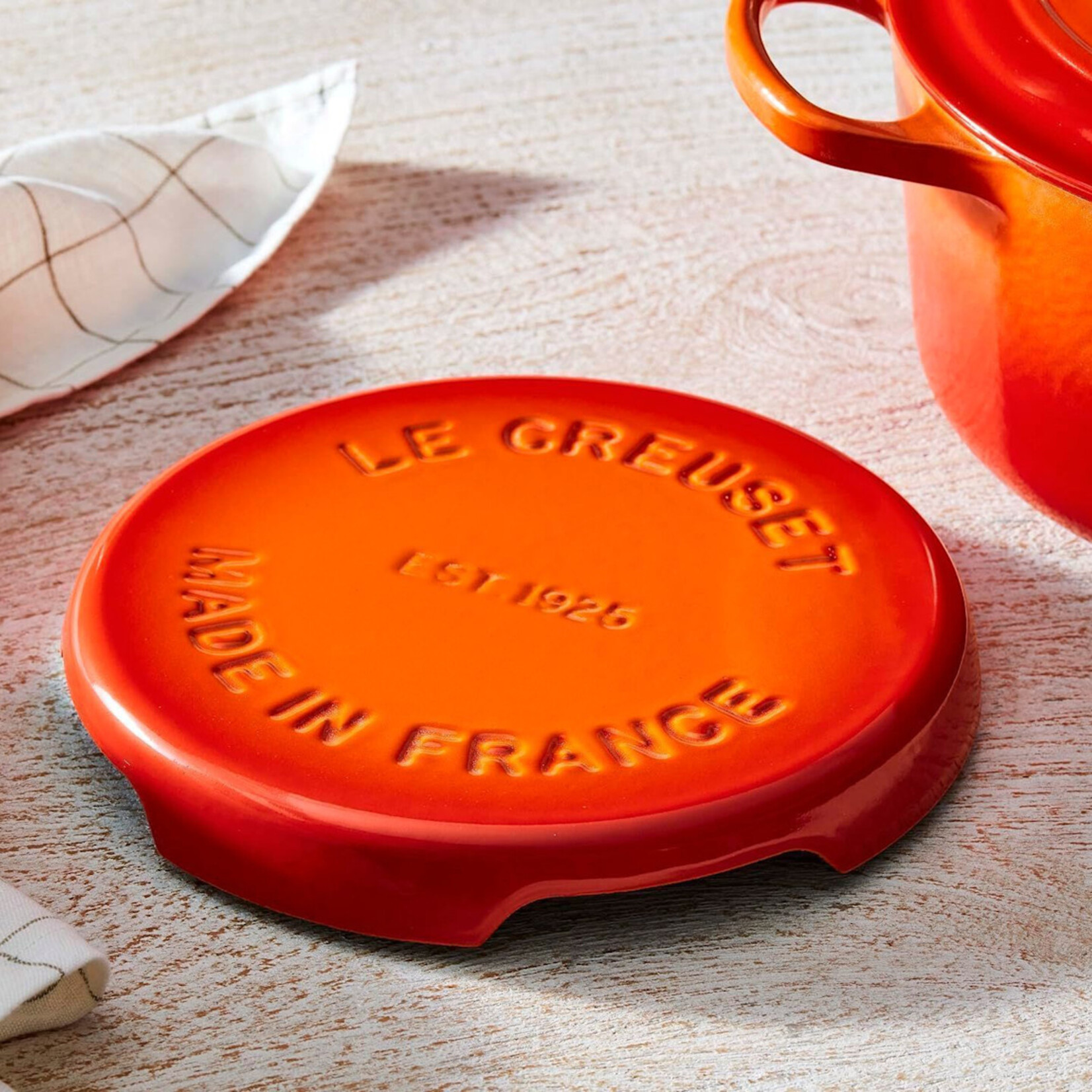 Le Creuset Signature Trivet - Peche, 8.8" | Le Creuset