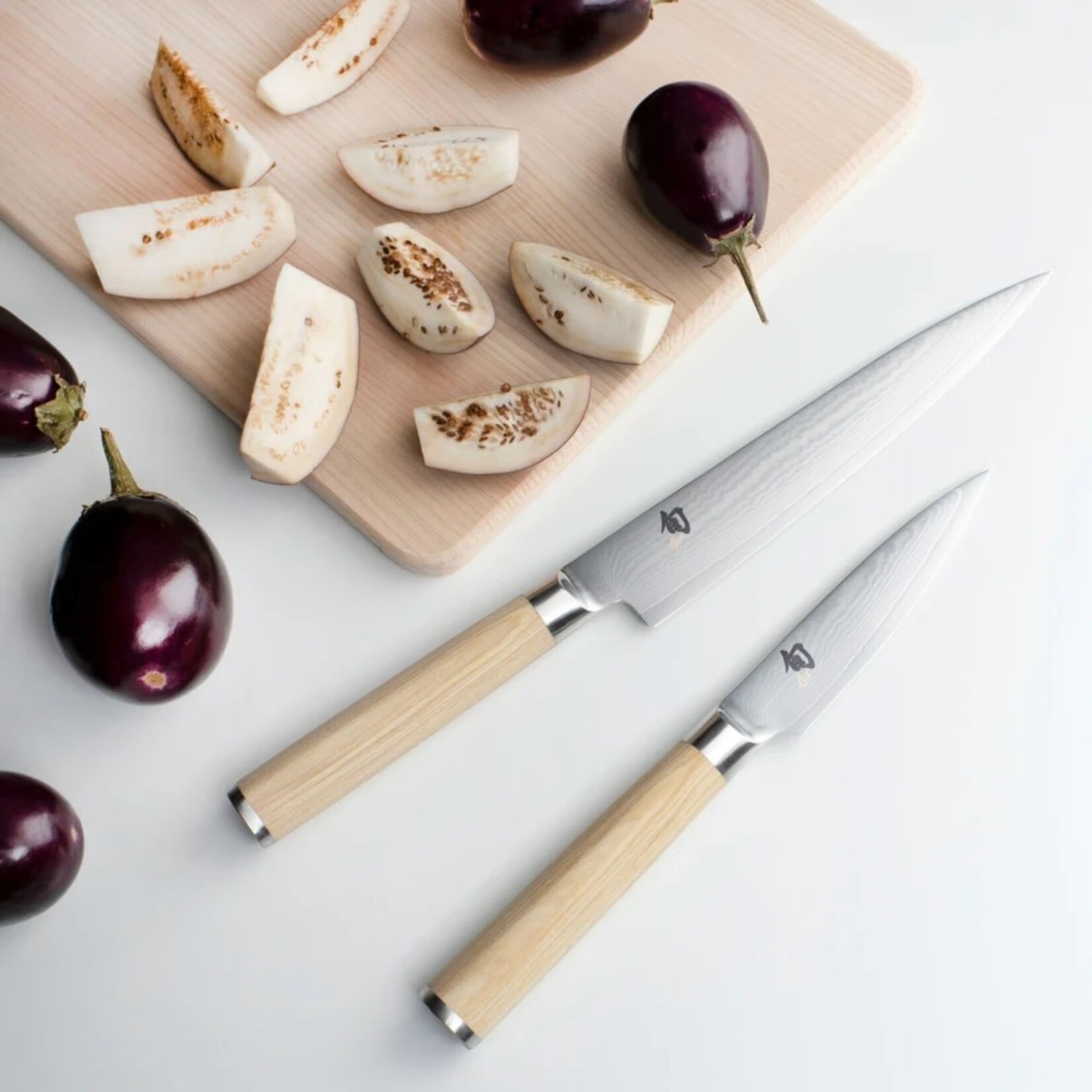 Shun Classic Blonde 7 Pc Block Set: Paring 3.5", Utility 6", Nakiri 6.5", Chef's 8", Bread 9", Satin Steel Honing Steel and 8-Slot Birchwood Kickstand Block (DM0838).