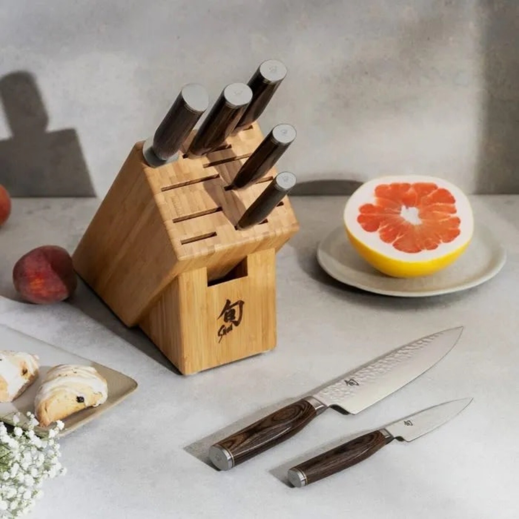 Shun Premier 8 Pc Professional Block Set: Paring 4", Santoku 5.5", Utility 6.5", Chef's 8", Bread 9", Slicing 9.5", Combination Honing Steel and 11-Slot Bamboo Block.