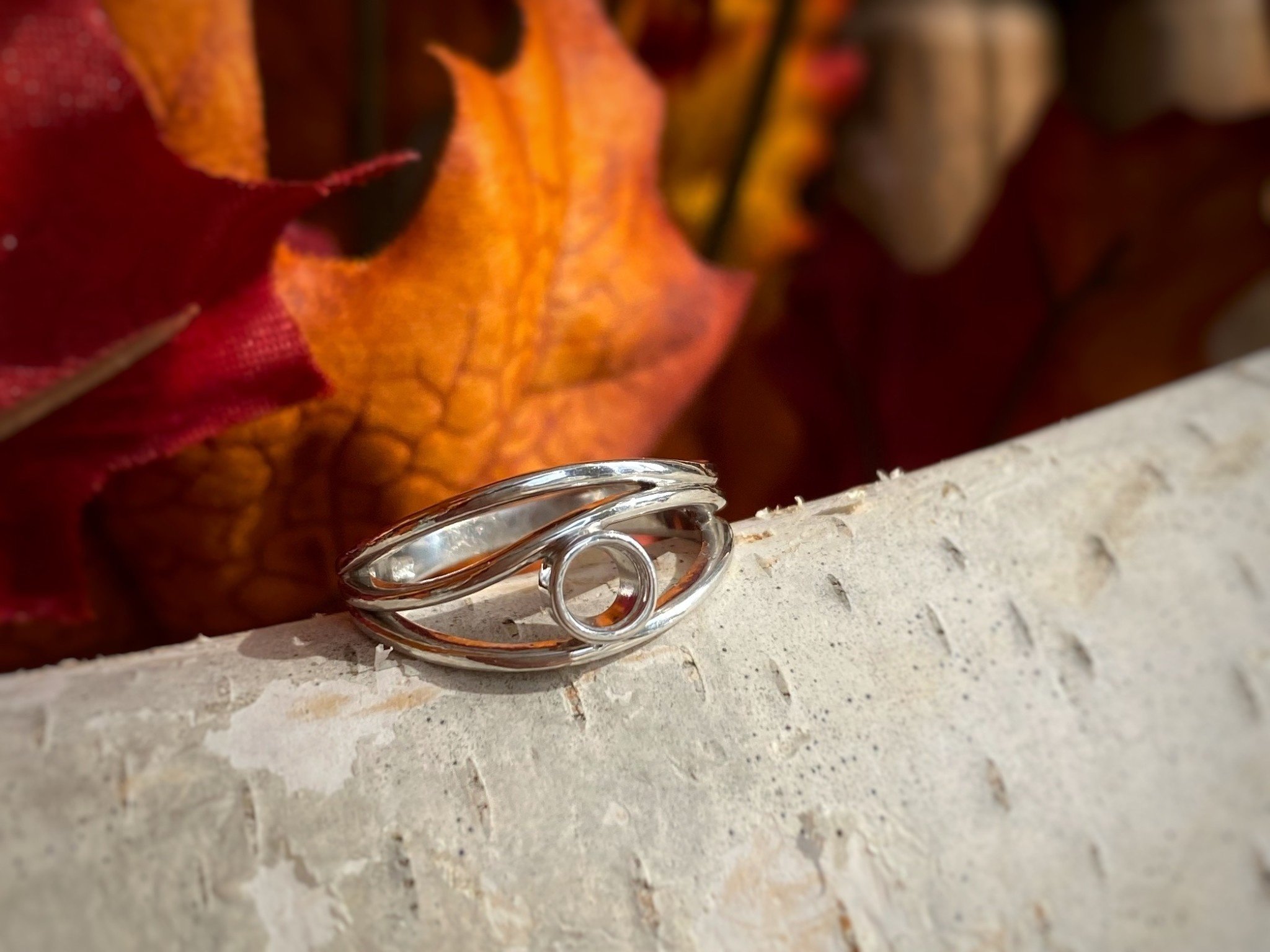 White Gold Free Form Round Ring Setting