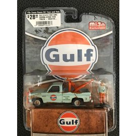 GREENLIGHT COLLECTABLES GLC 51413 1987 GMC SIERRA K2500 TOW TRUCK - WEATHERED  WITH FIGURE (GULF)