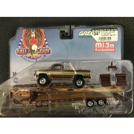 GREENLIGHT COLLECTABLES GLC 51426 1982 GMC K-2500 WITH GOOSENECK TRAILER ( FALL GUY )