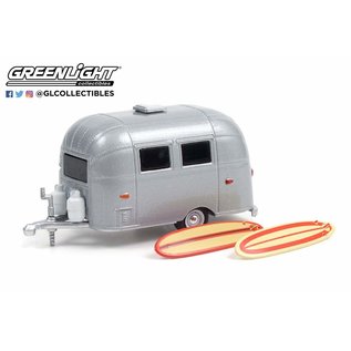 GREENLIGHT COLLECTABLES GLC 34110-F AIRSTREAM 16' BAMBI WITH SURFBOARDS