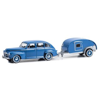 GREENLIGHT COLLECTIBLES GLC 32300-A 1942 FORD FORDOR SUPER DELUX WITH TEAR DROP TRAILER