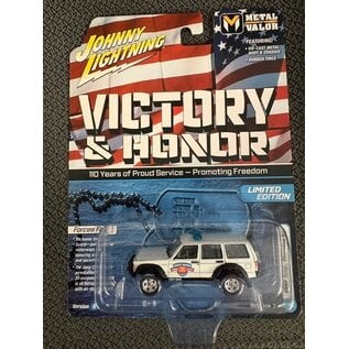 JOHNNY LIGHTNING JL 07826 1998 JEEP CHEROKEE XJ VICTORY & HONOR 1/64 DIE-CAST