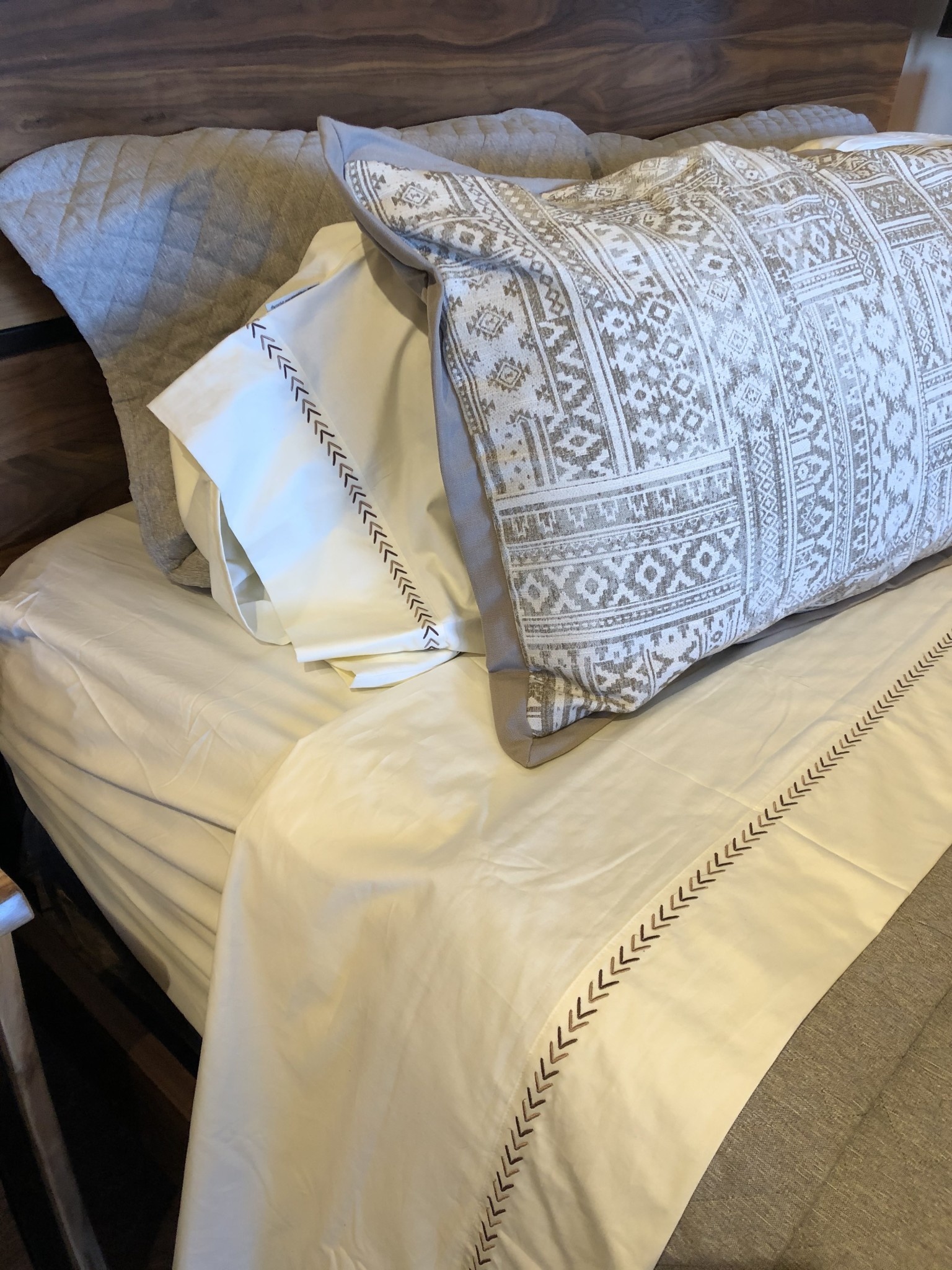 Hiend 350 TC Sheet Set w/Arrow Embroidery - King