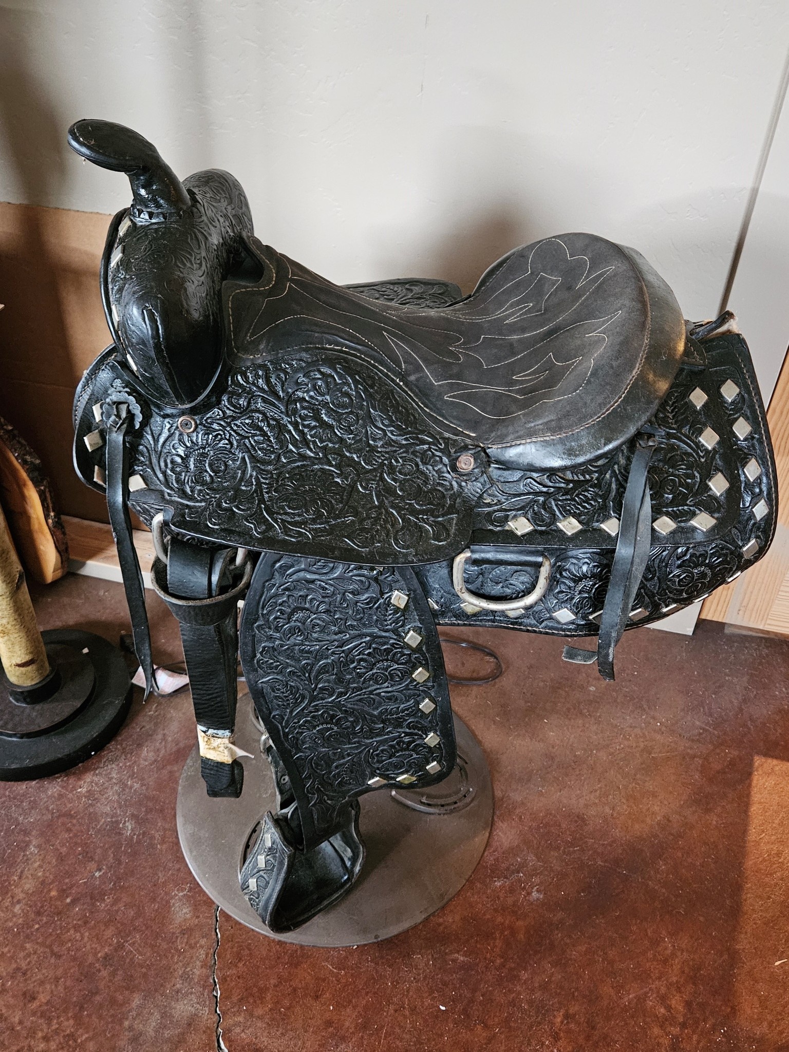 Antlerworx Saddle Bar Stool (Plow Disc Base)