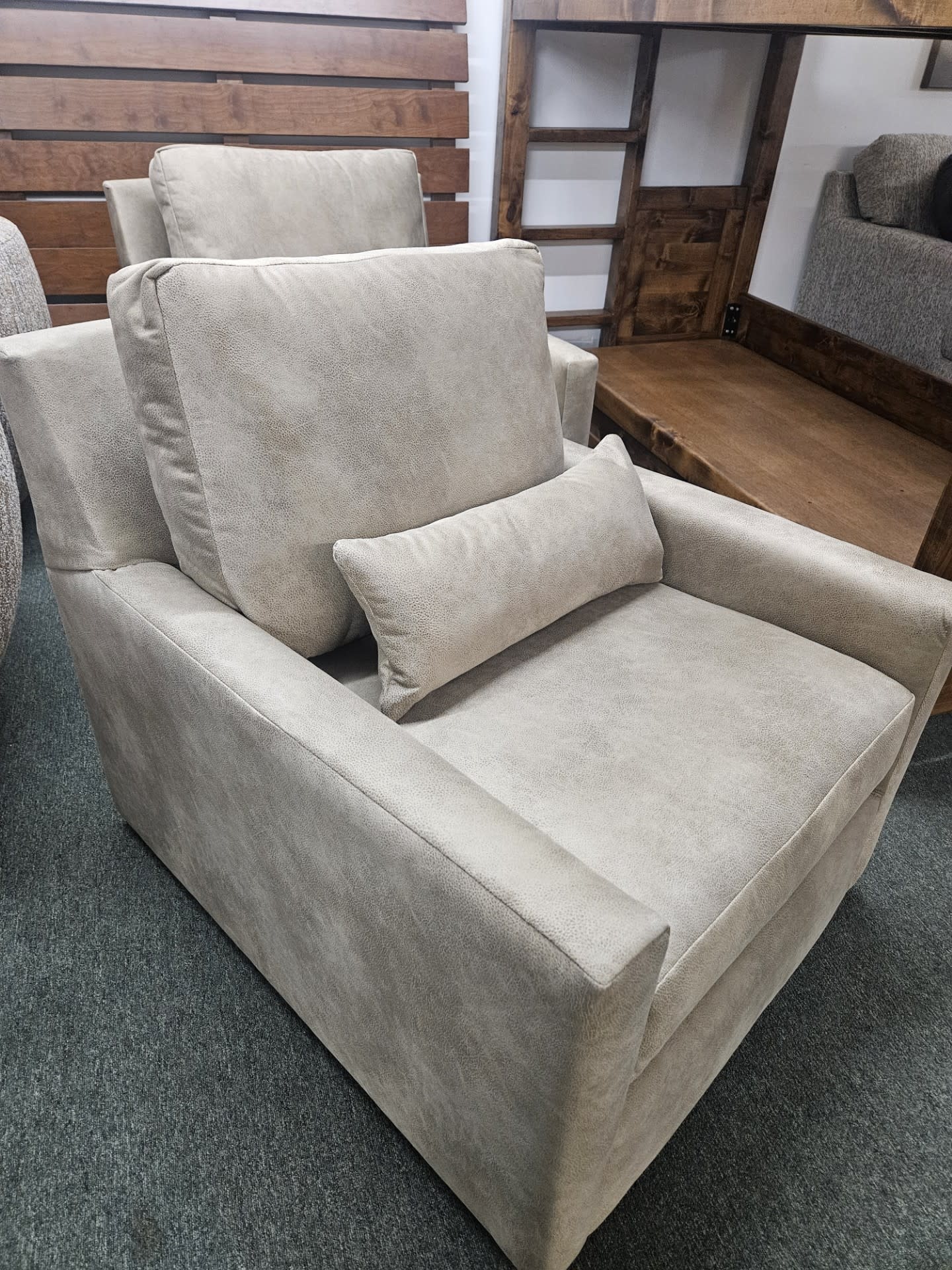IMF 8325S-20  Moby Swivel Chair 35L x 34H x 40D