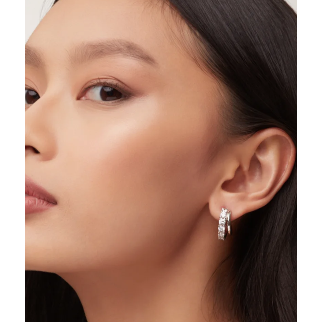 Kendra Scott Kendra Scott Livy Silver Huggie Earrings in White Crystal